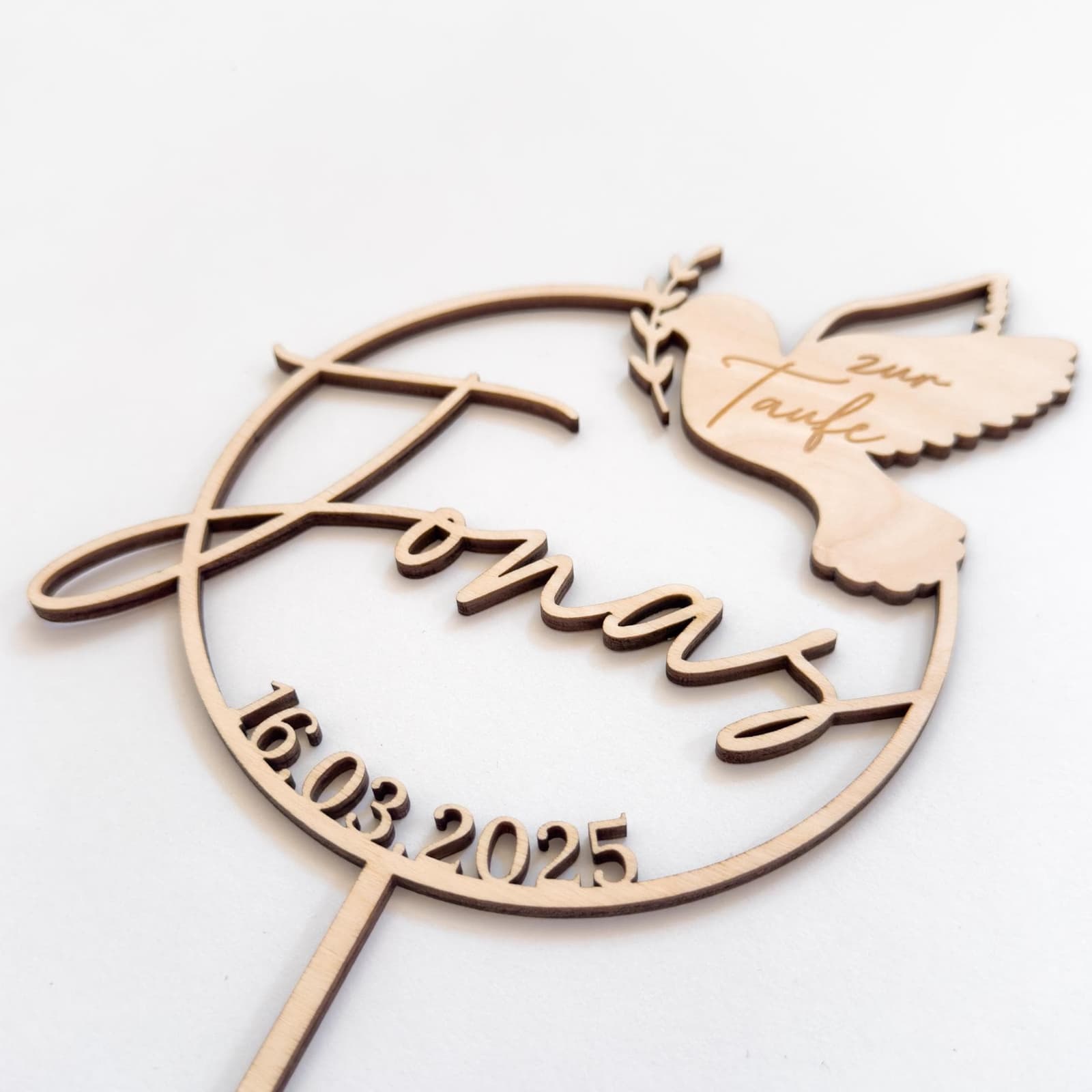 Individuelle Tortendeko für Taufe, Kommunion oder Konfirmation mit Gravur: Dieser liebevoll gestaltete Cake Topper aus Holz wird mit Name & Datum graviert und ist eine wunderschöne Ergänzung für Festtagstorten. Ein einzigartiges Erinnerungsstück für besondere Momente.