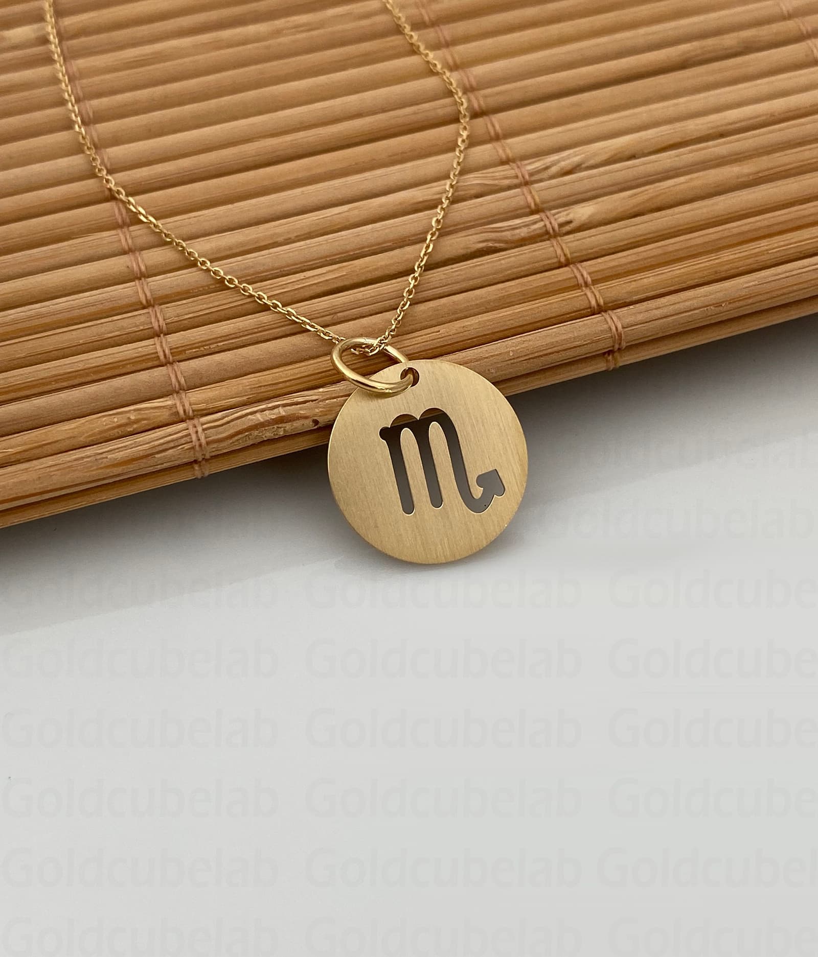 Colgante de oro de 14k del signo Escorpio, foto 2