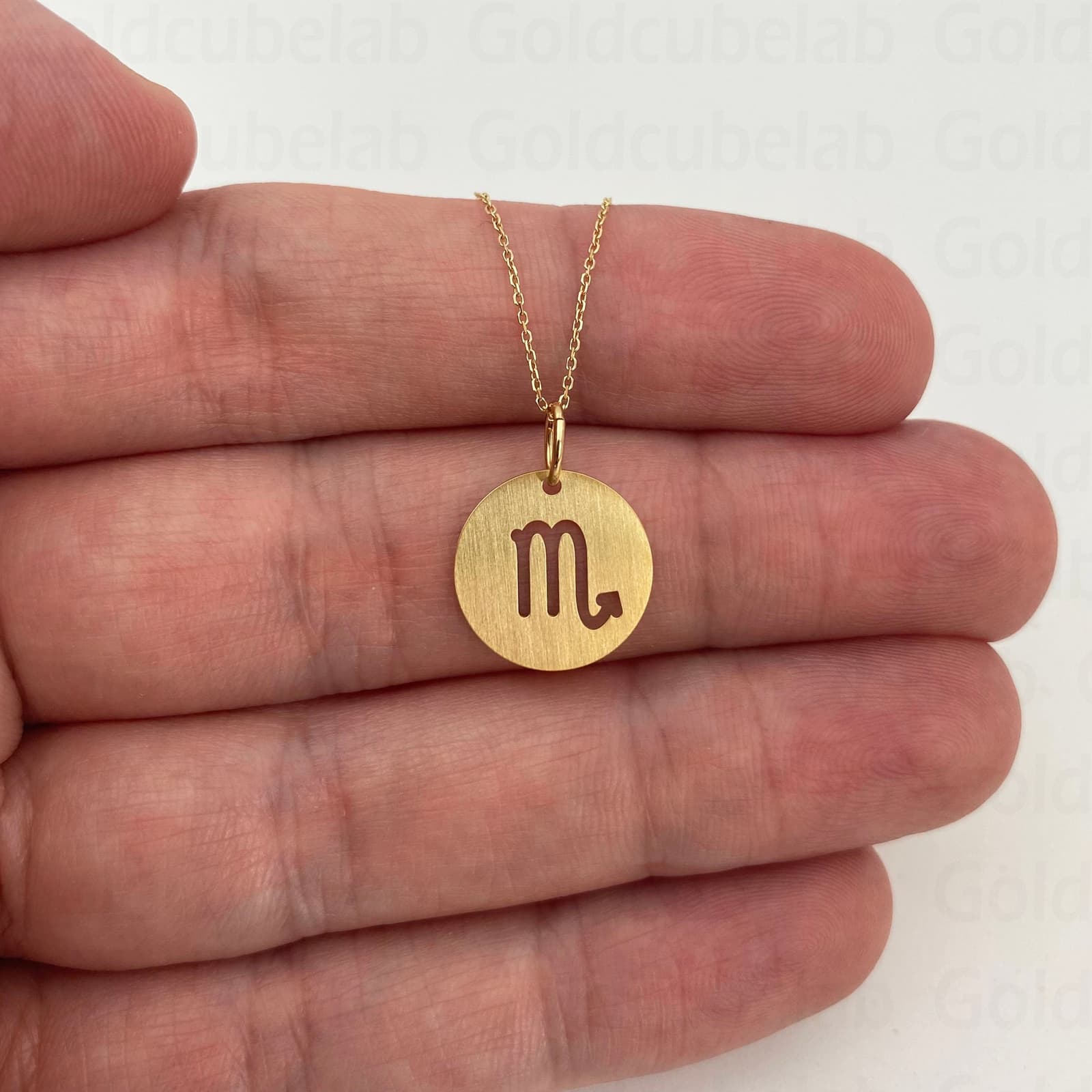 Colgante de oro de 14k del signo Escorpio