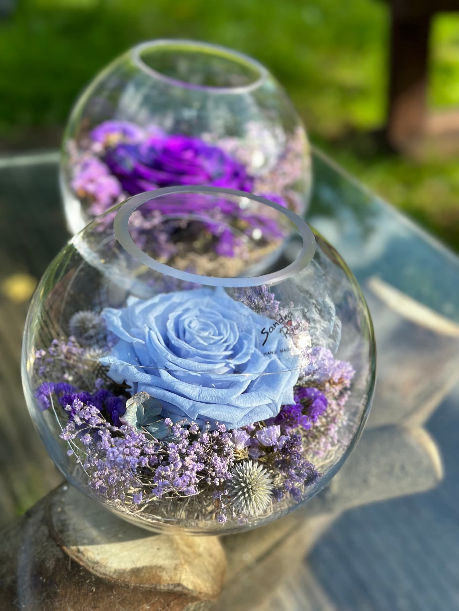 Cúpula de cristal con rosa preservada y flores secas, foto 3