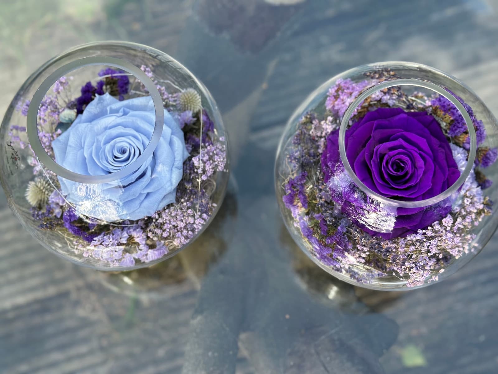 Cúpula de cristal con rosa preservada y flores secas, foto 8