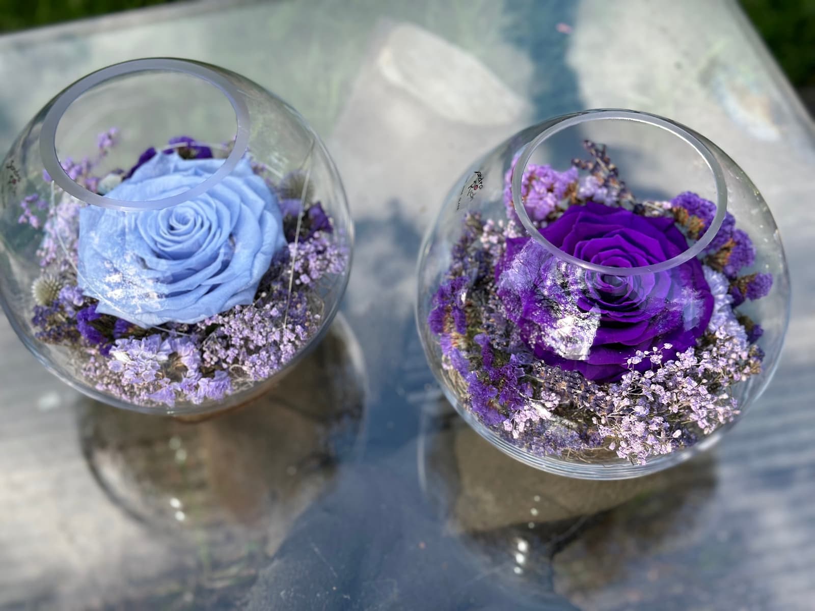 Cúpula de cristal con rosa preservada y flores secas, foto 7