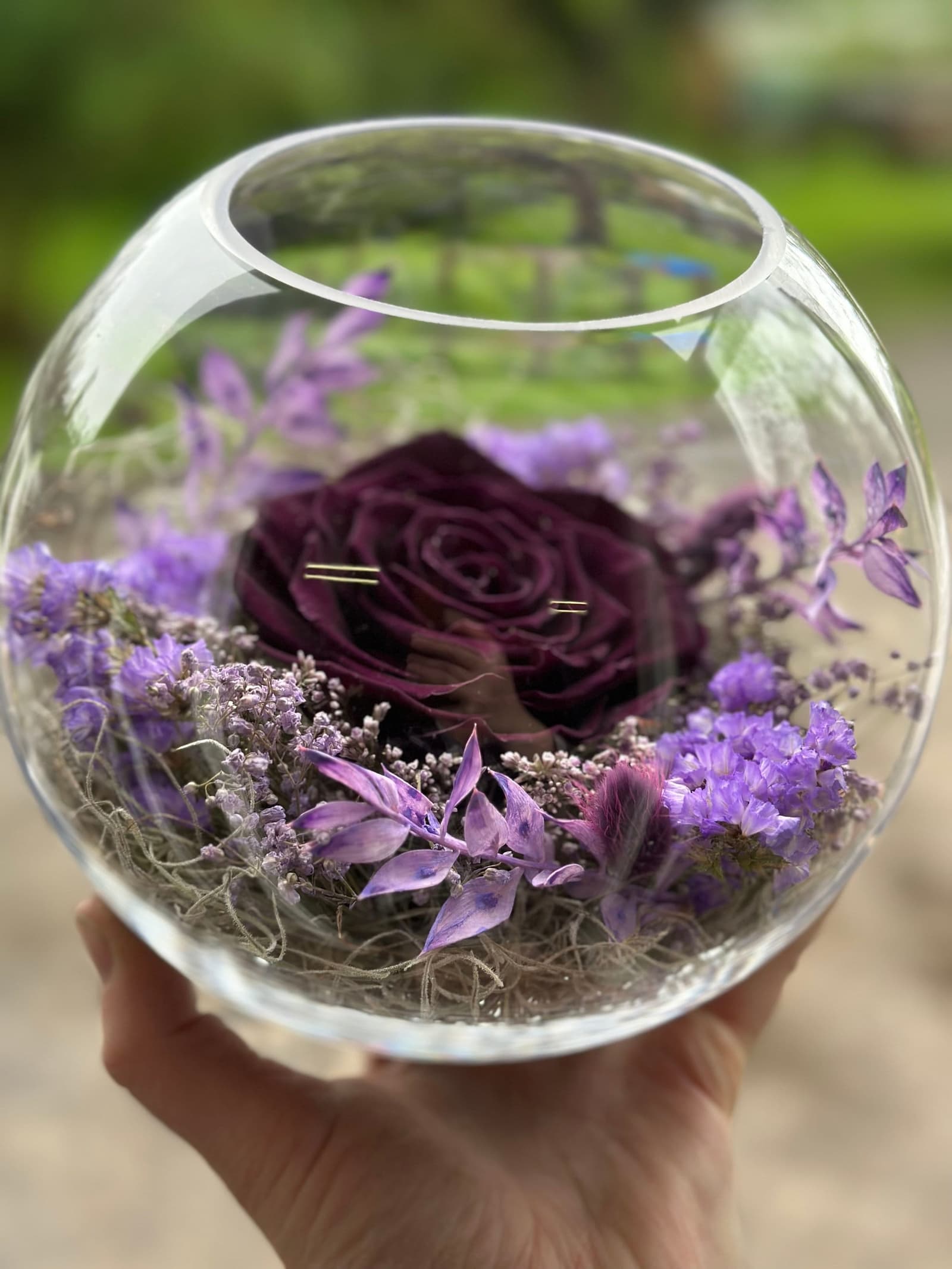 Cúpula de cristal con rosa preservada y flores secas, foto 5