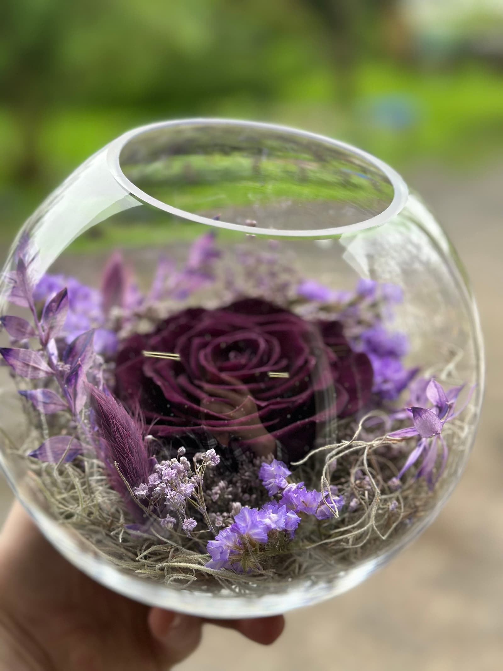 Cúpula de cristal con rosa preservada y flores secas, foto 6