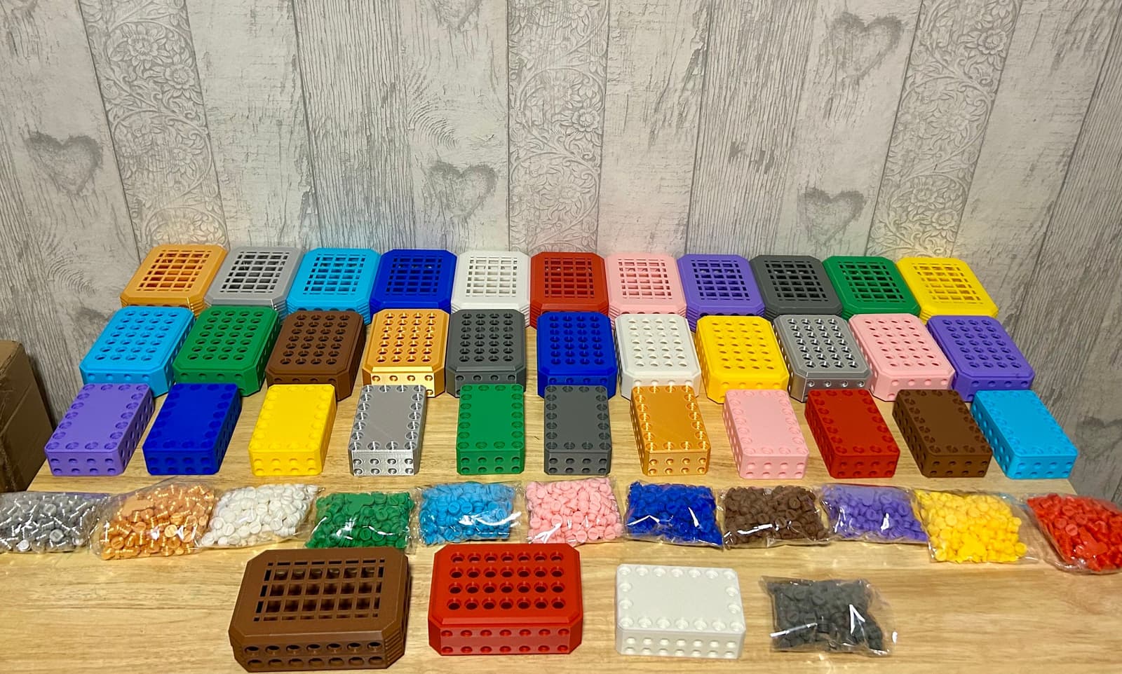 Detalle de los tornillos rojos de la caja