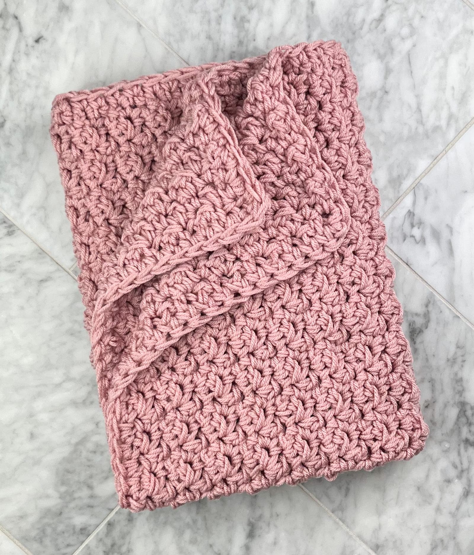 Manta de ganchillo para bebé en rosa empolvado
