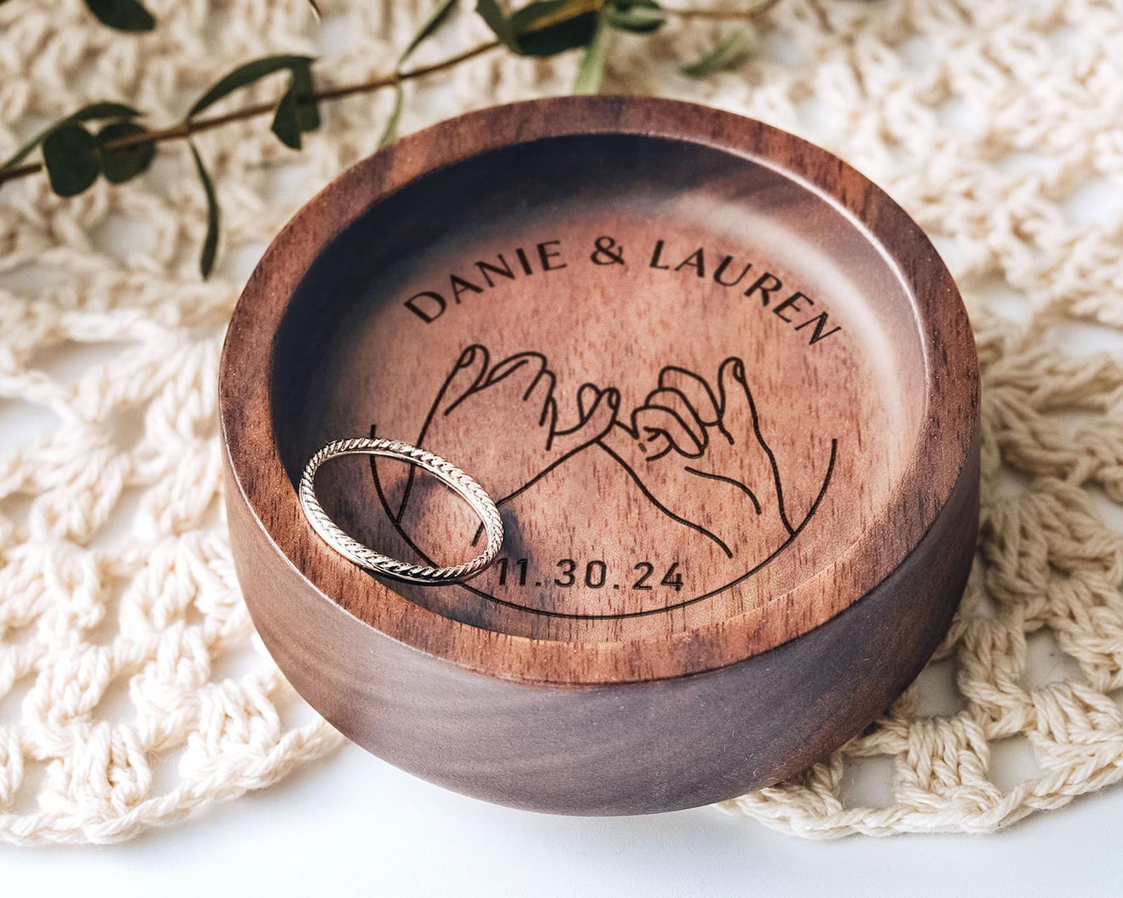 Plato de madera personalizado para guardar tu anillo, foto 8