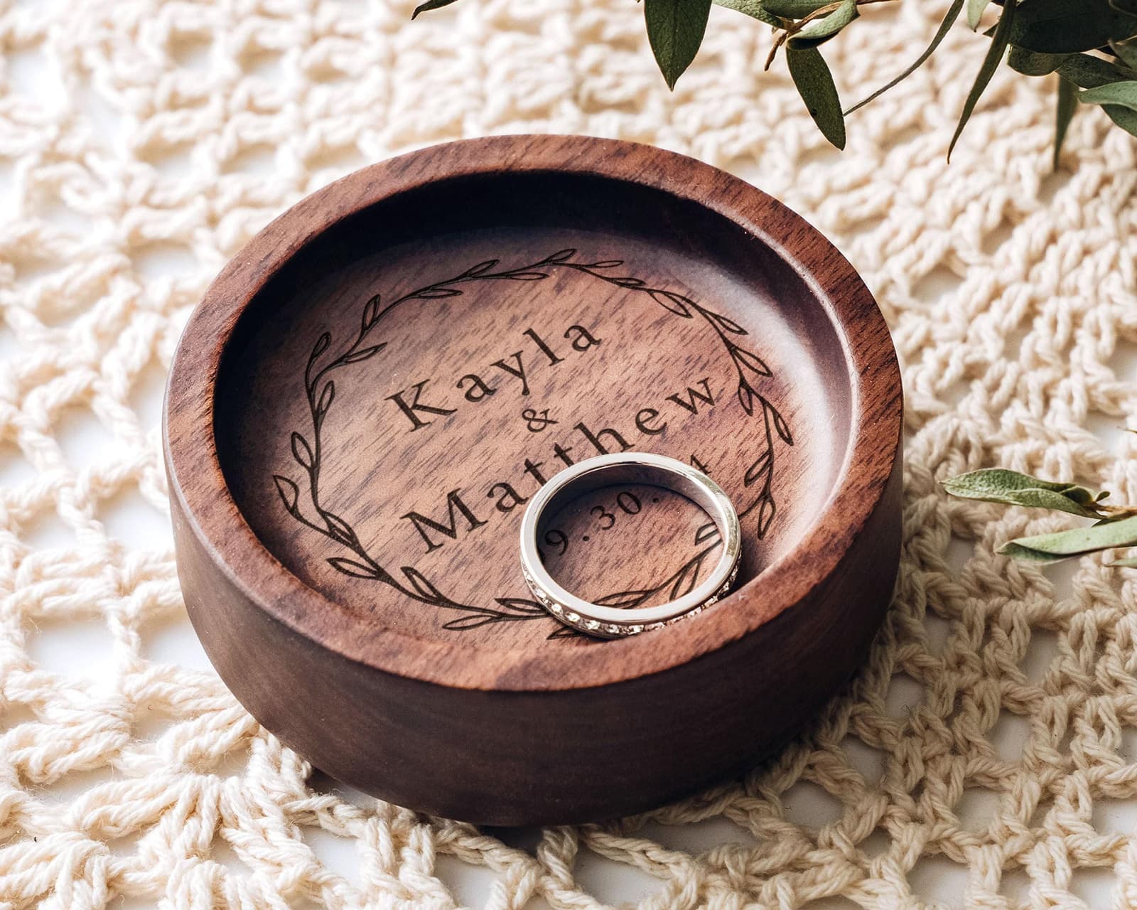 Plato de madera personalizado para guardar tu anillo, foto 7