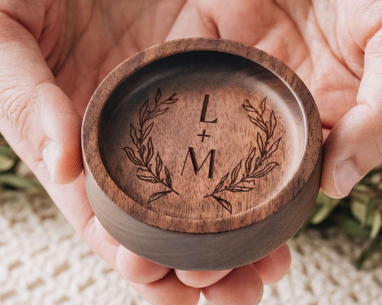 Plato de madera personalizado para guardar tu anillo, foto 6