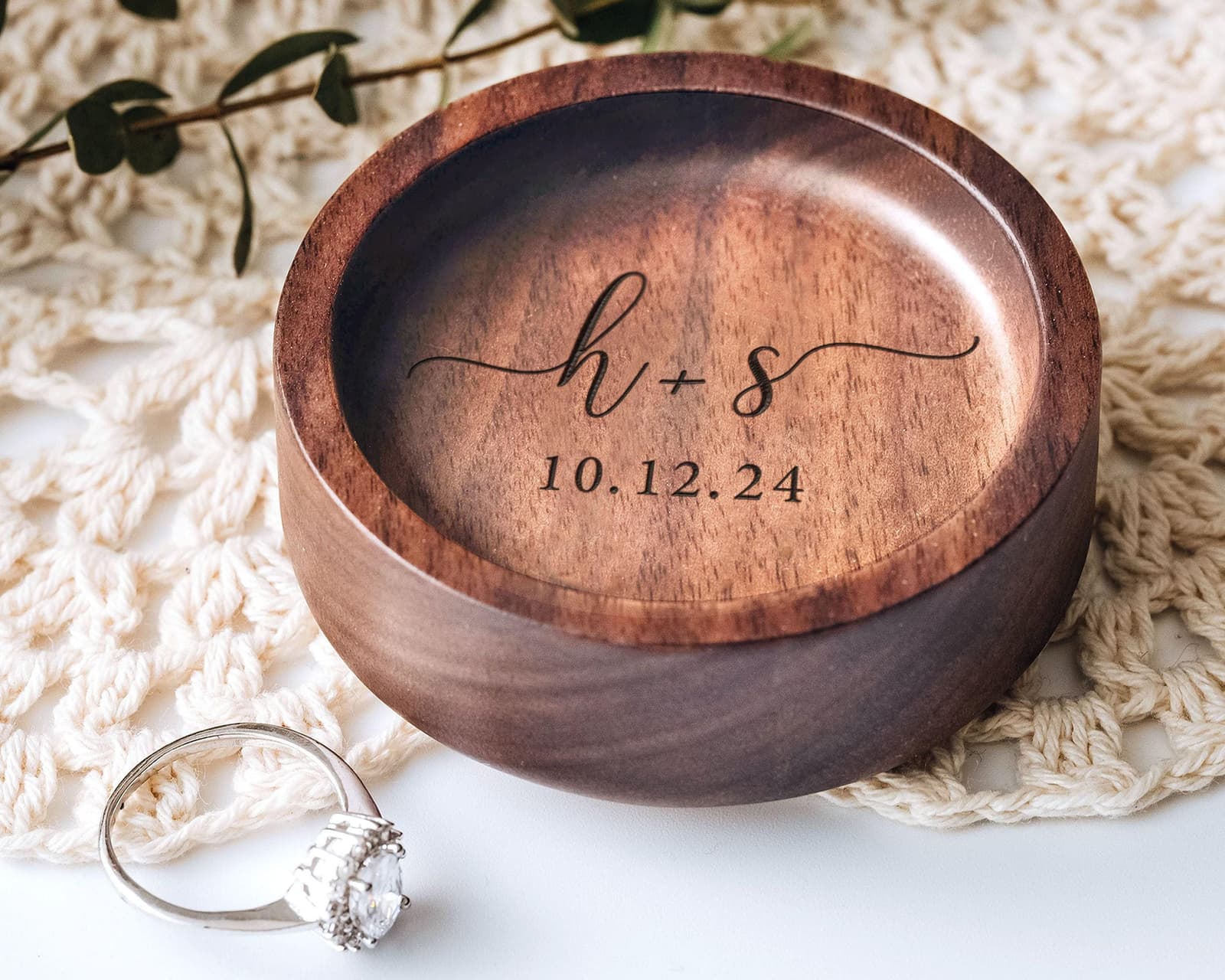 Plato de madera personalizado para guardar tu anillo, foto 4