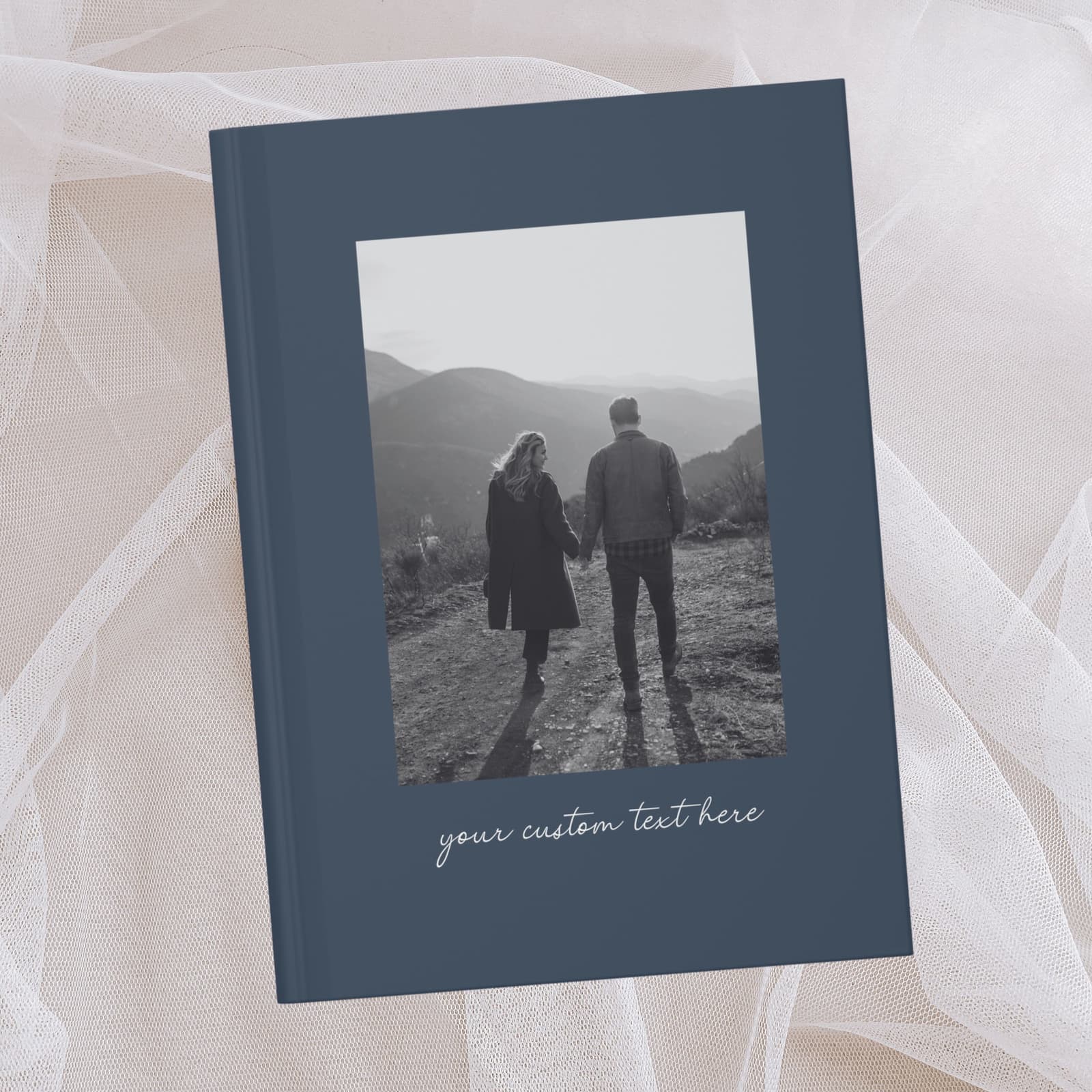 Libreta de tapa dura con una foto pequeña y una frase escrita a mano en la portada