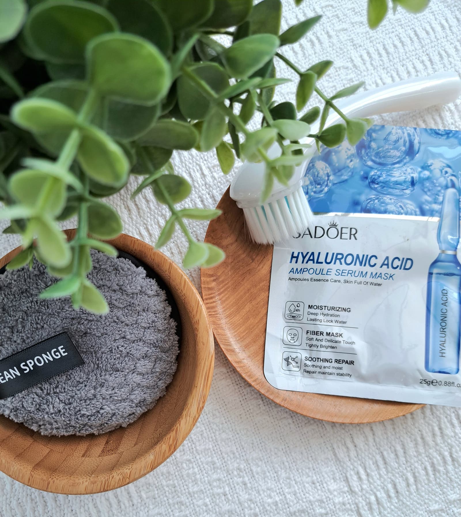 Facial sheet mask, moisturising and soothing. Reusable cleansing sponge.