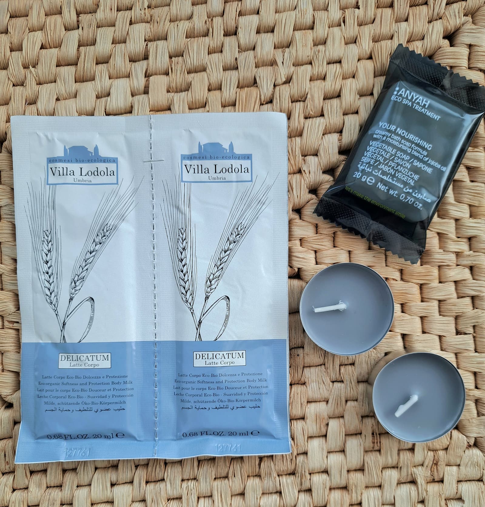 Villa Lodola nourishing body lotion sachet. Two tea lights