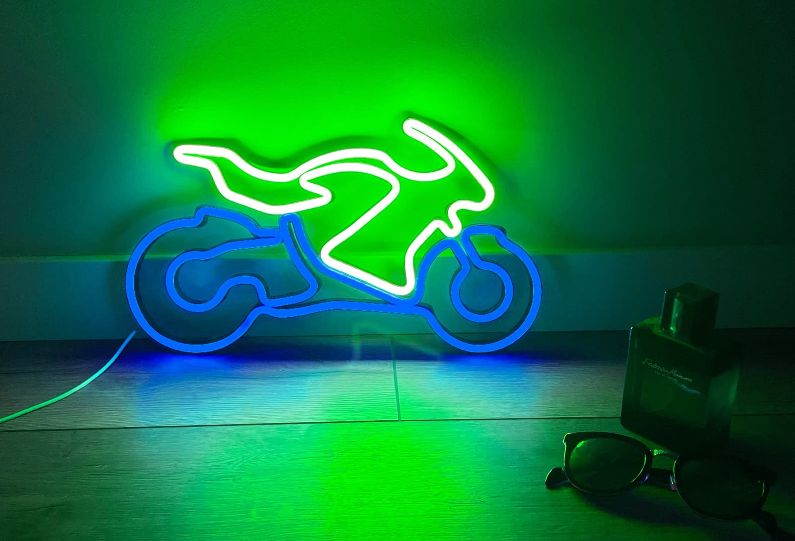 Letrero de neón con moto deportiva, foto 3