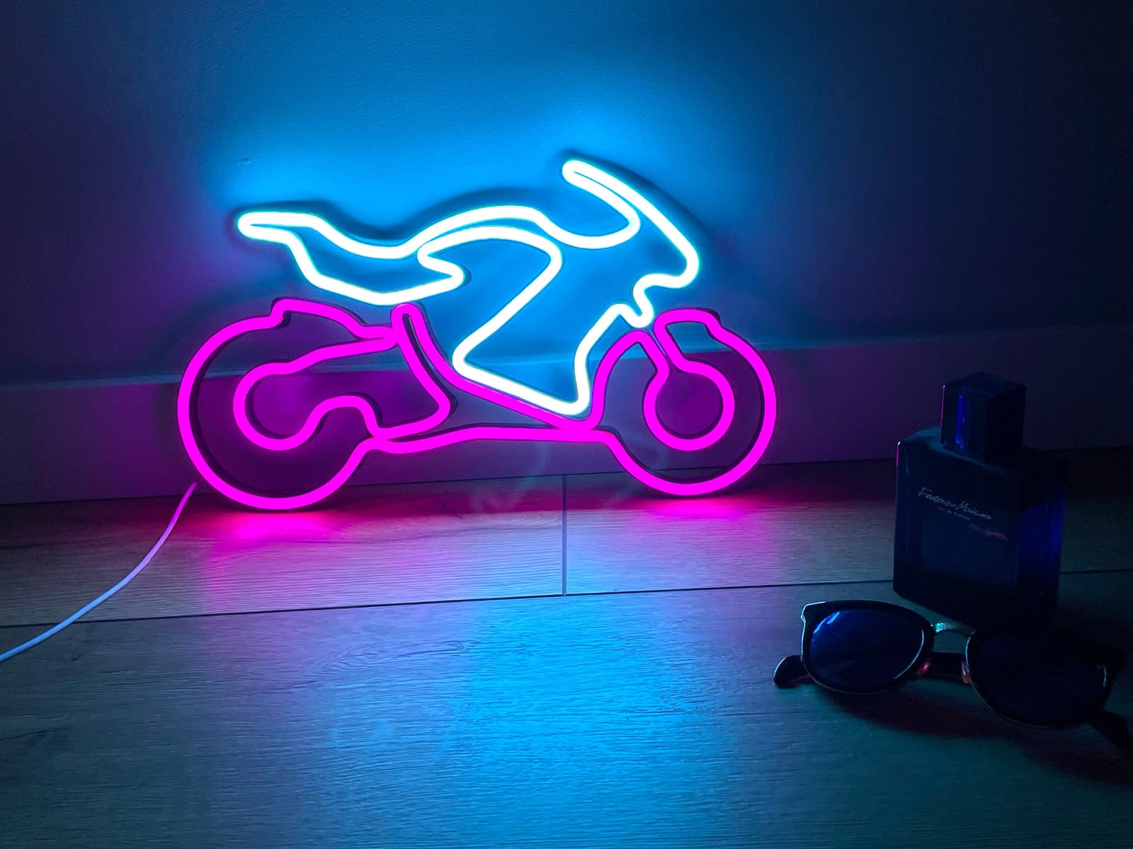 Letrero de neón con moto deportiva, foto 5