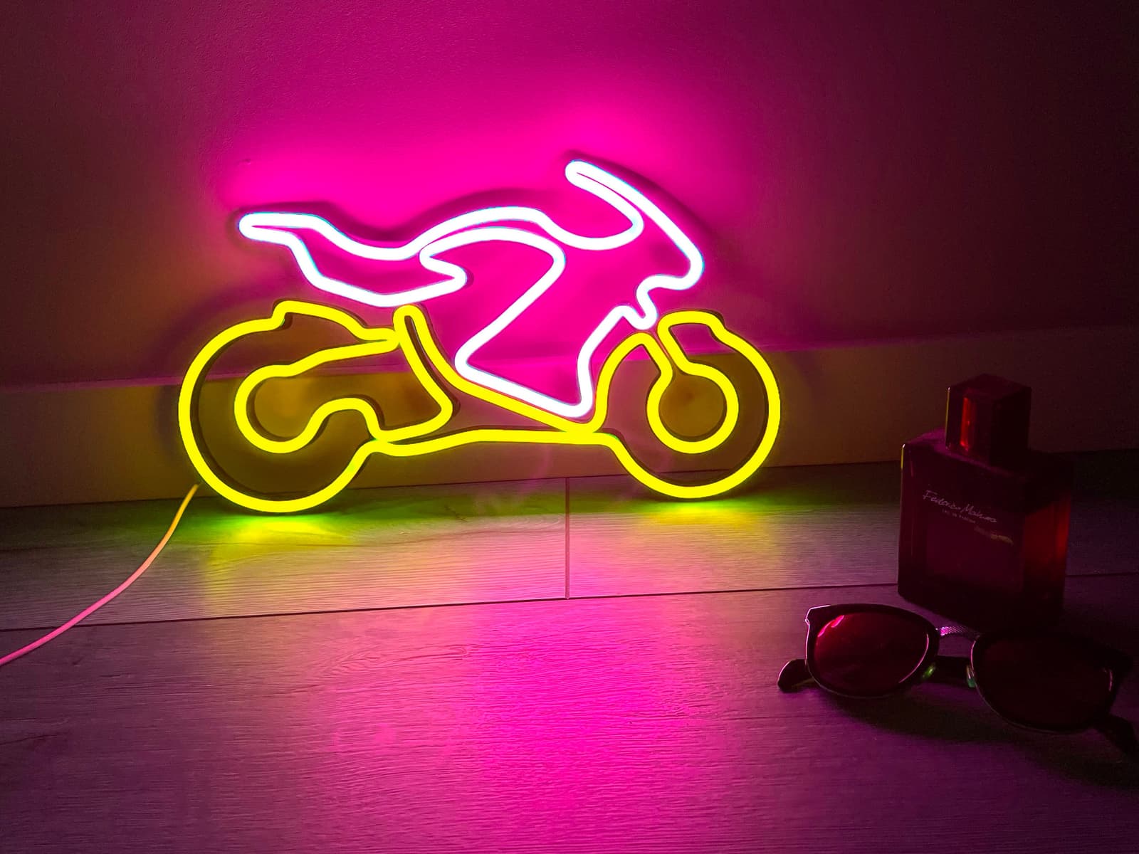 Letrero de neón con moto deportiva, foto 7