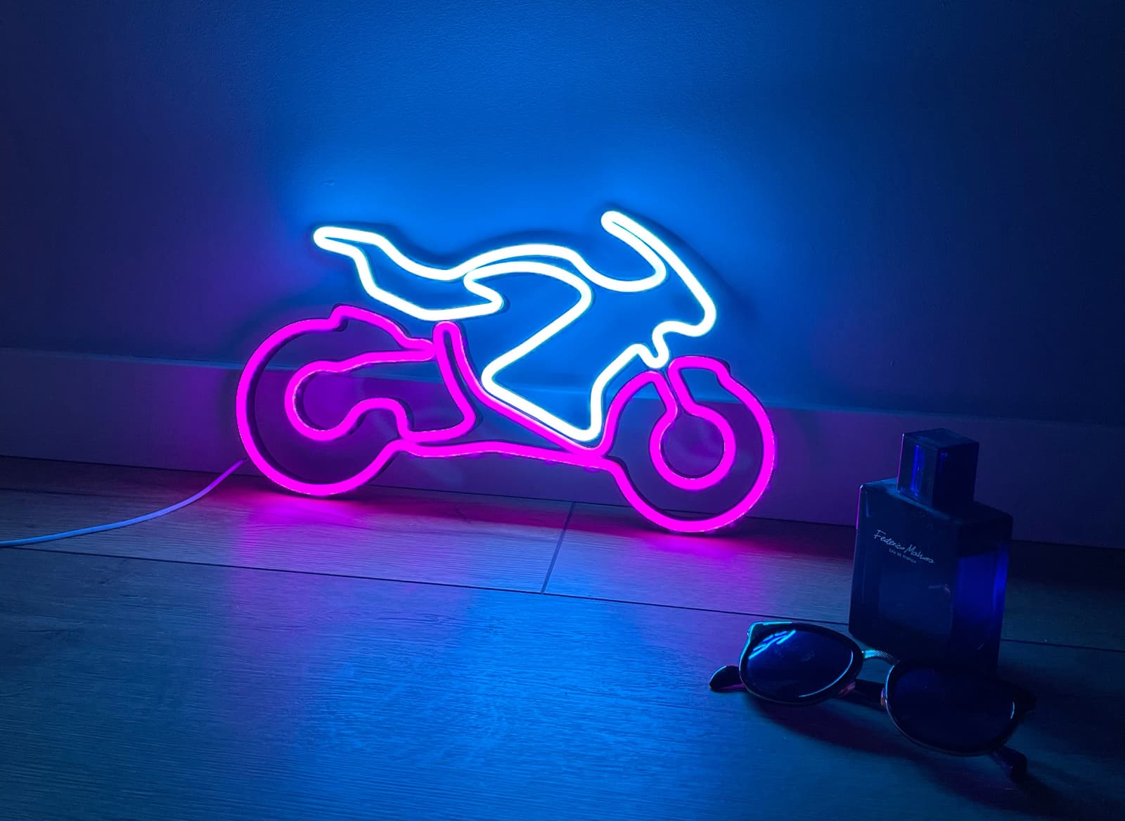 Letrero de neón con moto deportiva, foto 6