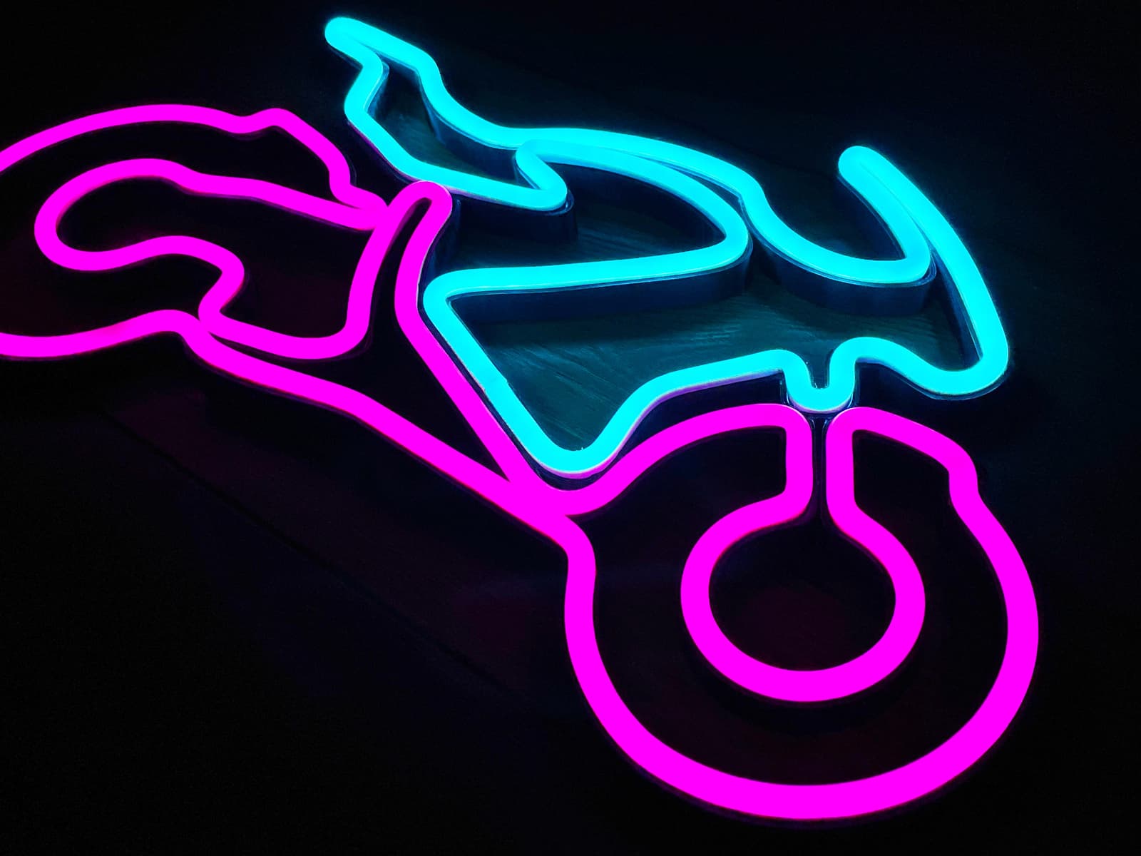Letrero de neón con moto deportiva, foto 8