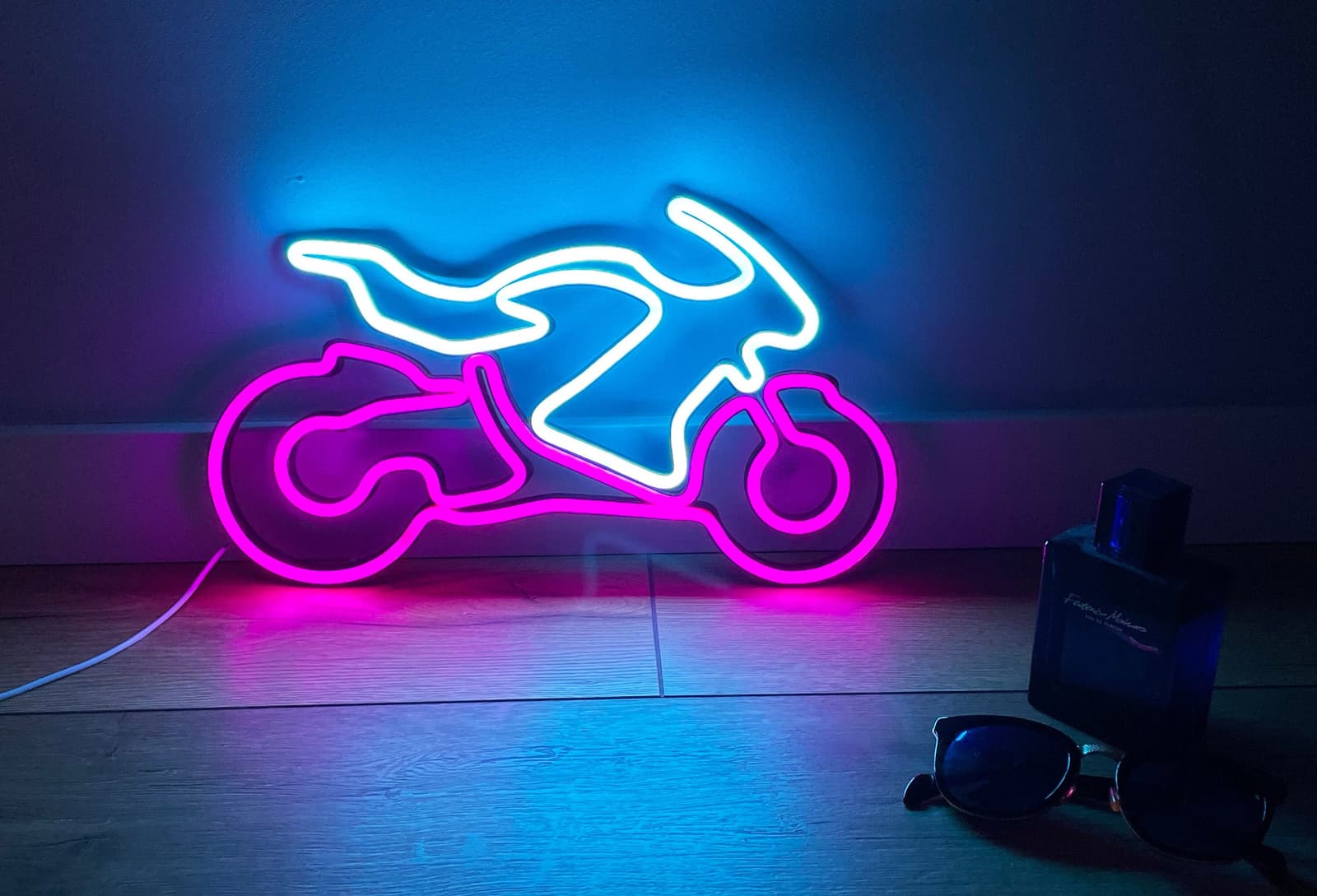 Letrero de neón con moto deportiva
