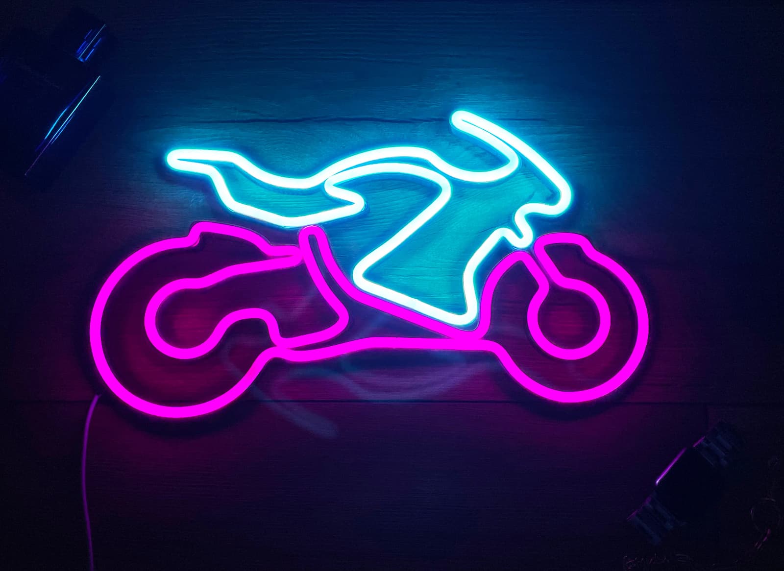 Letrero de neón con moto deportiva, foto 2