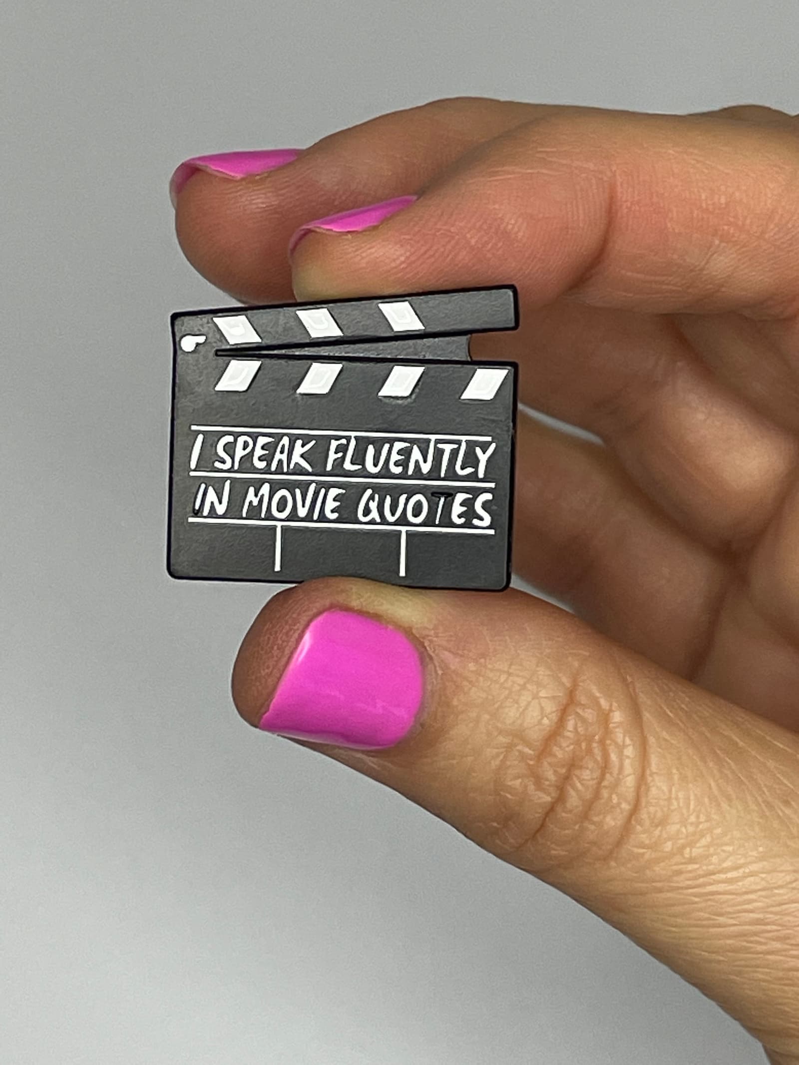 Pin de esmalte con claqueta de cine y frases de películas, foto 2
