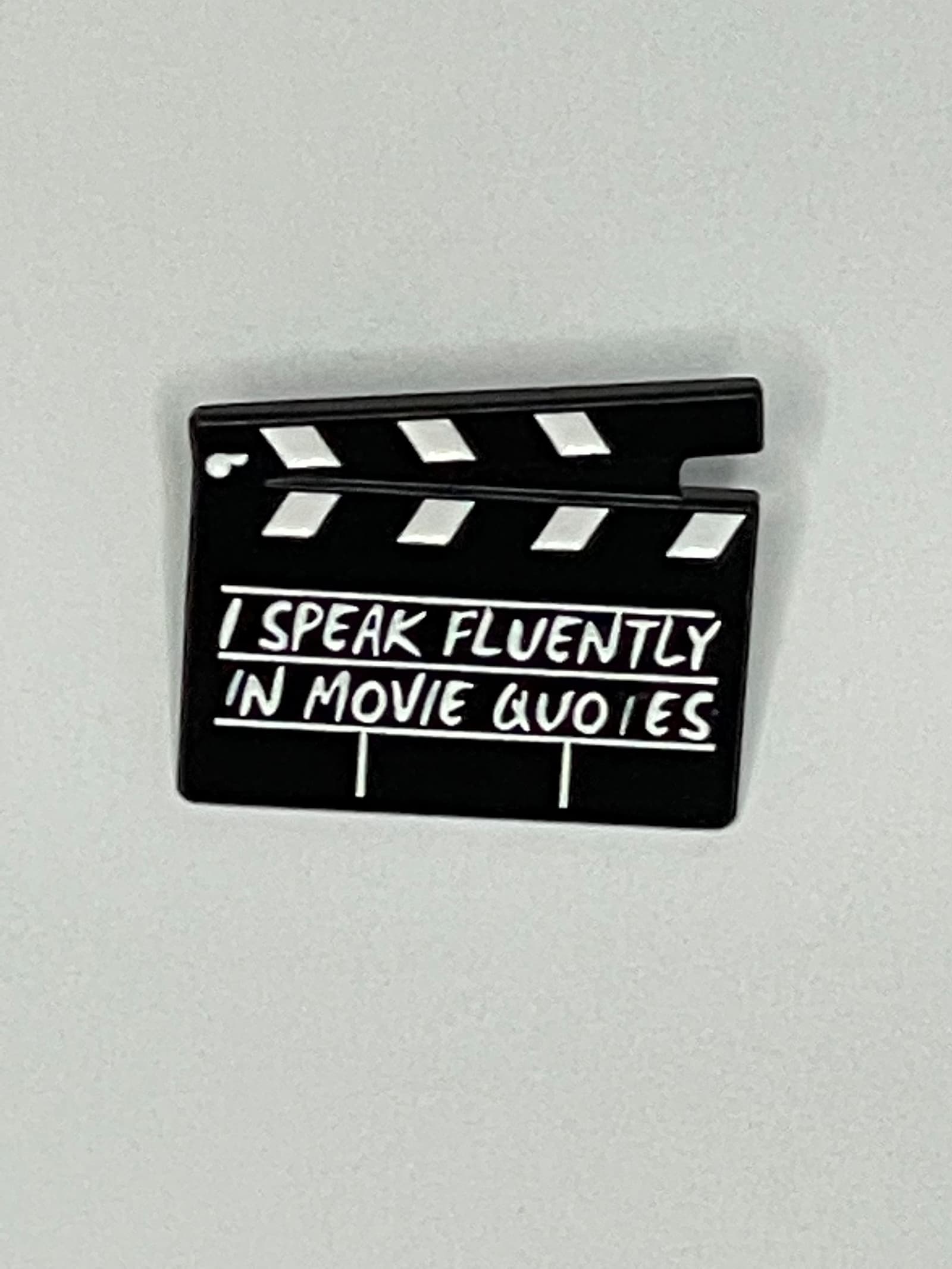 Pin de esmalte con claqueta de cine y frases de películas, foto 3