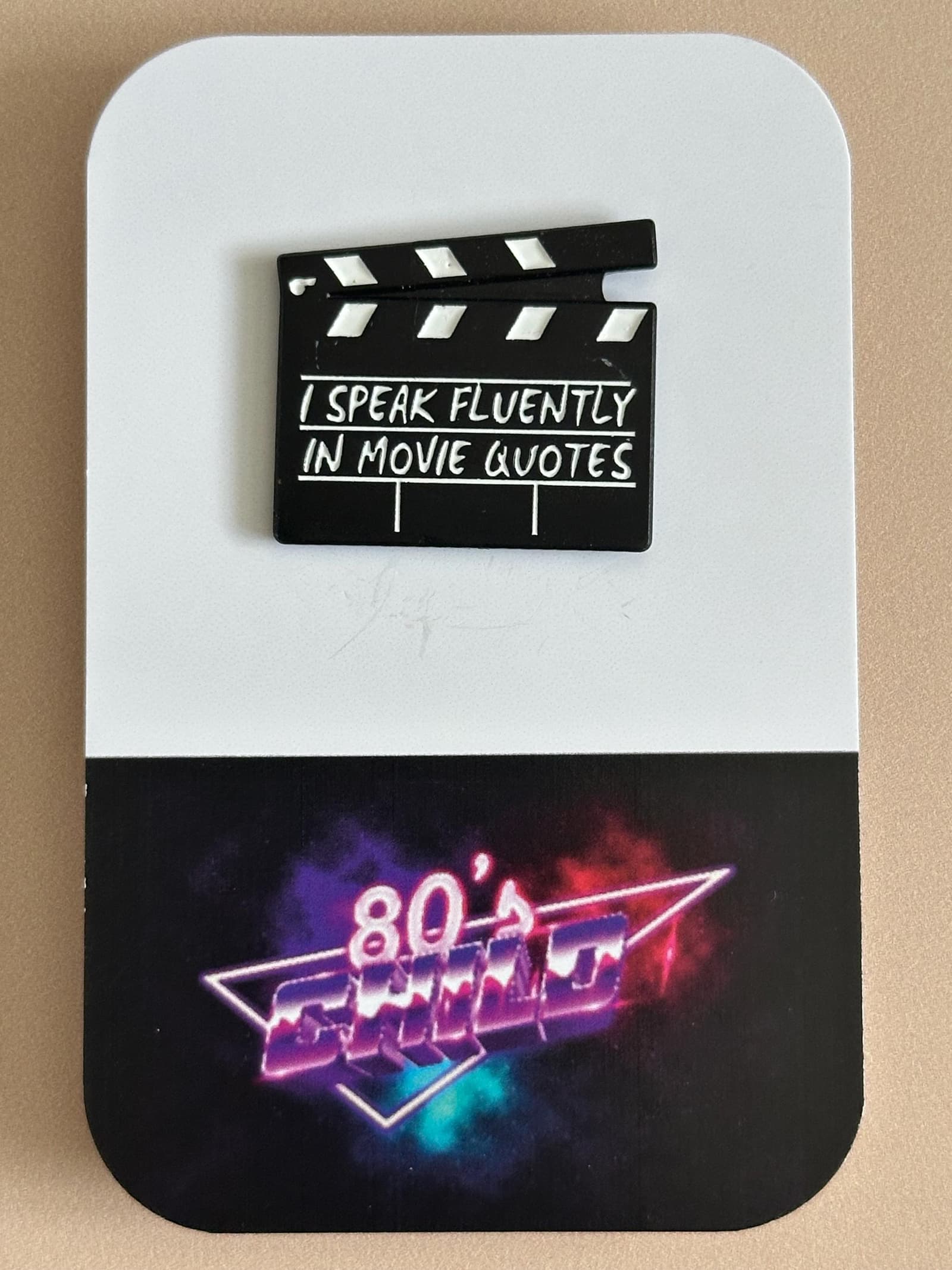 Pin de esmalte con claqueta de cine y frases de películas, foto 4