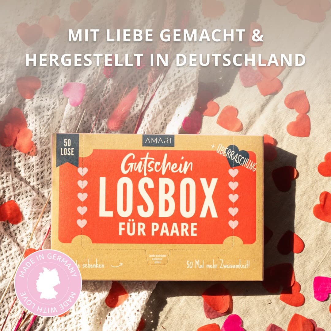 AMARI Gutscheinbox für Paare, auf einem Tisch präsentiert – in Deutschland mit Liebe hergestellt und bereit zu verschenken.