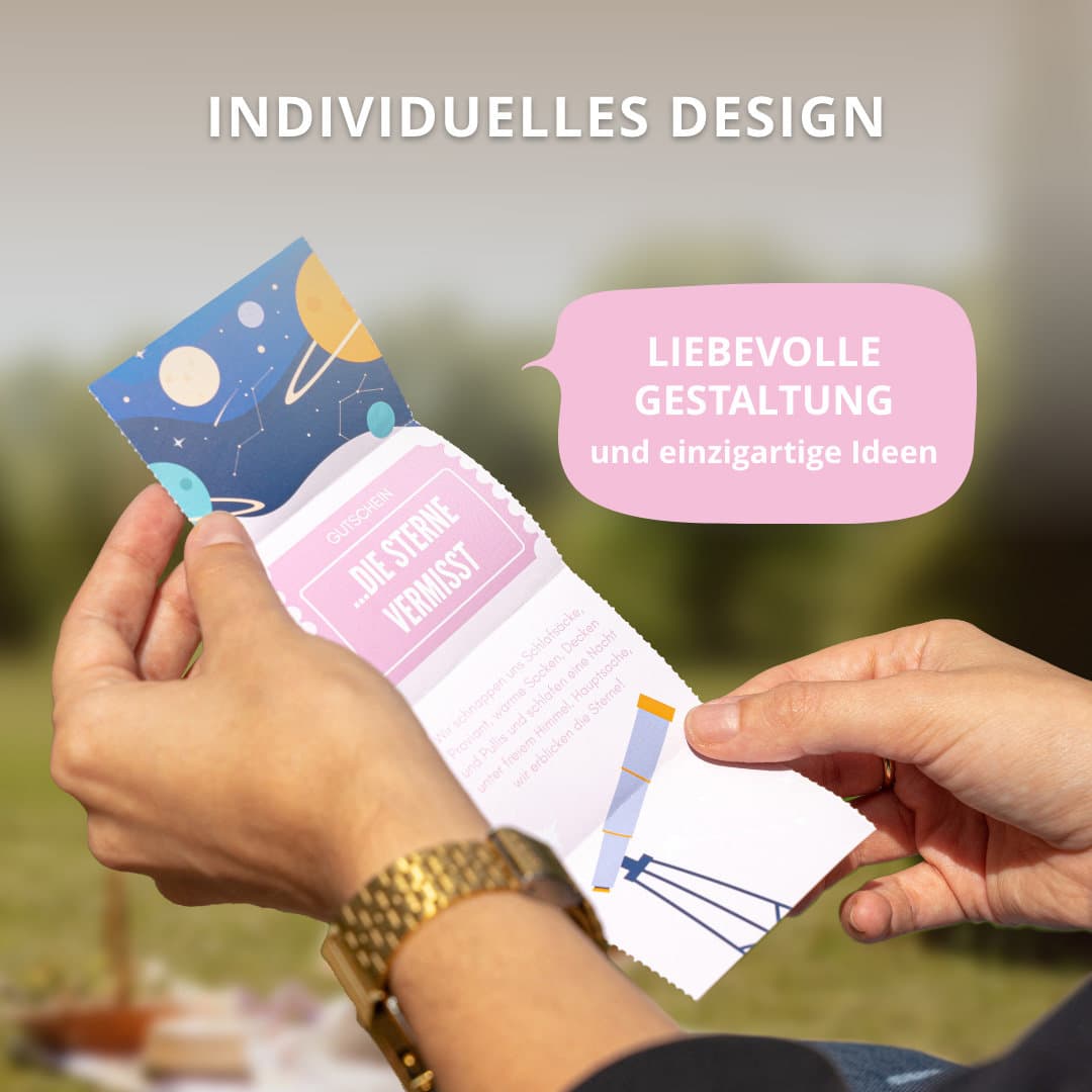 Geöffnetes Los in Hand, zeigt individuelles Design und liebevolle Gestaltung von AMARI – kreative Ideen für unvergessliche Momente.