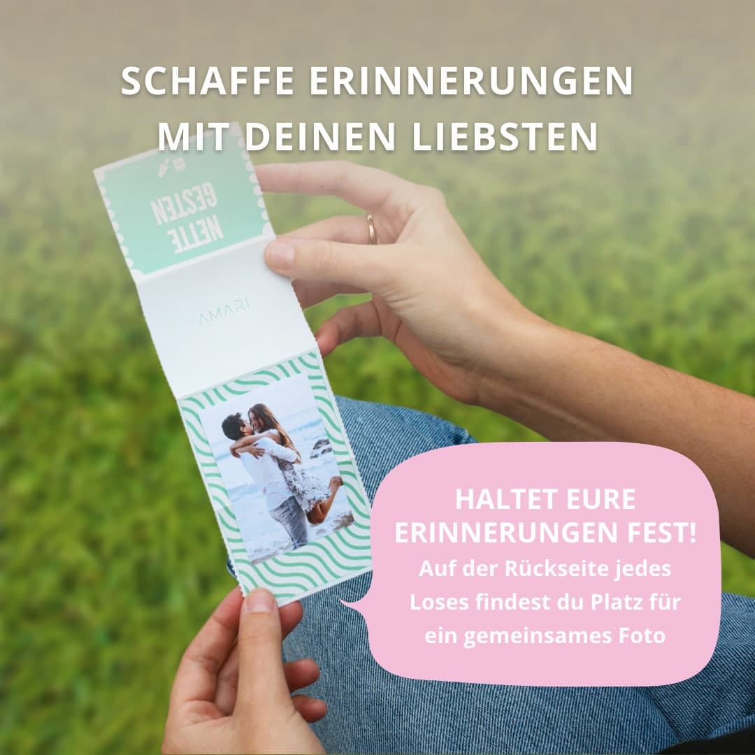 Geöffnetes Los in der Hand, Rückseite bietet Platz für gemeinsame Fotos – erstelle bleibende Erinnerungen mit der AMARI Gutscheinbox.