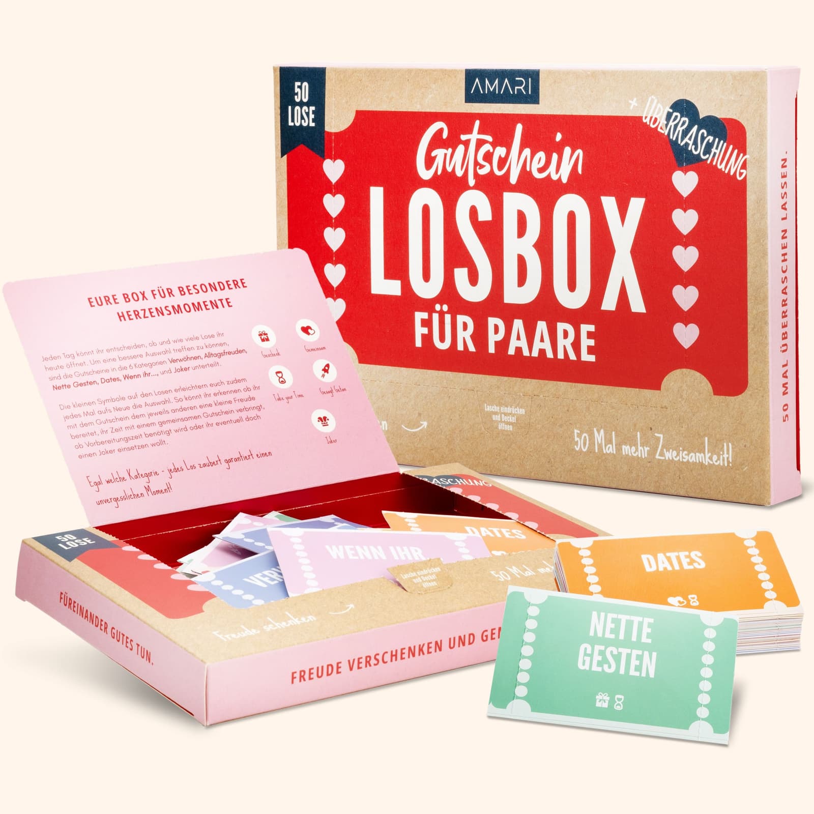 Packung der AMARI Gutscheinbox im Hintergrund, einzelne Lose im Vordergrund auf einem Tisch – entdecke die Welt der gemeinsamen Abenteuer.