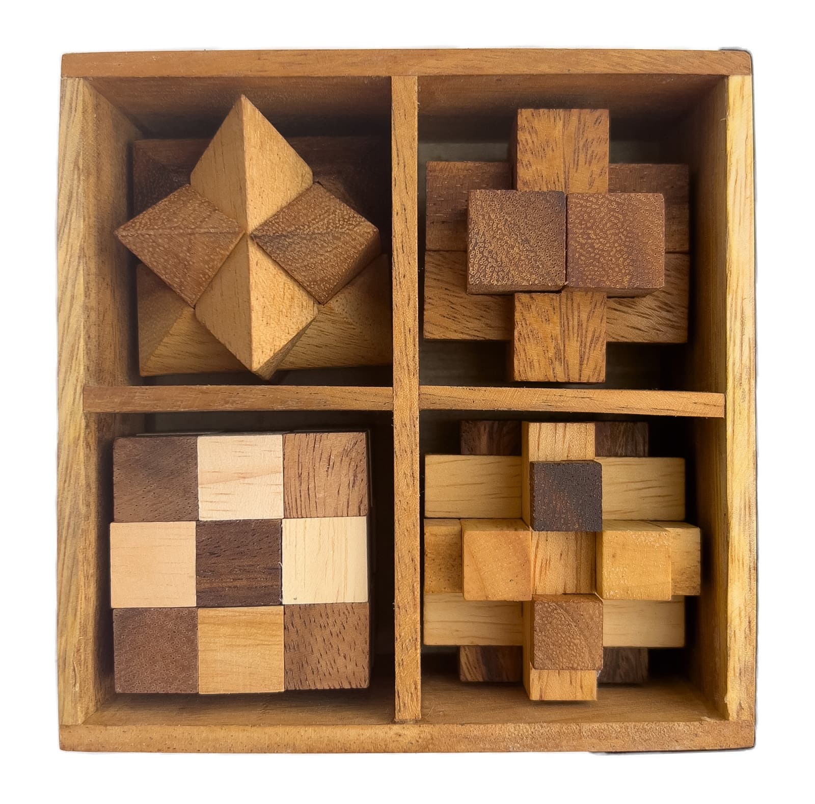 Los 4 puzles de madera fuera de su estuche