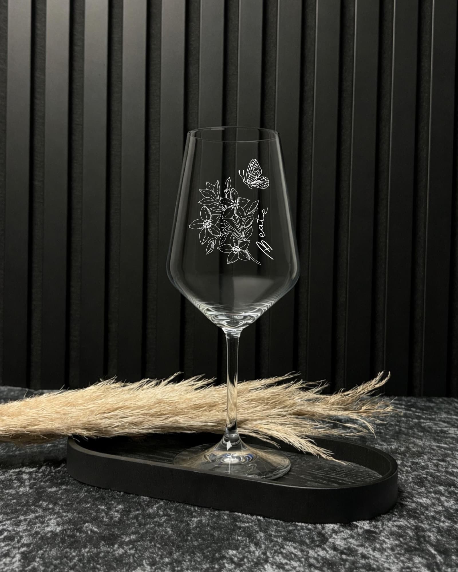 Copa de vino grabada con flores y mariposa, foto 2