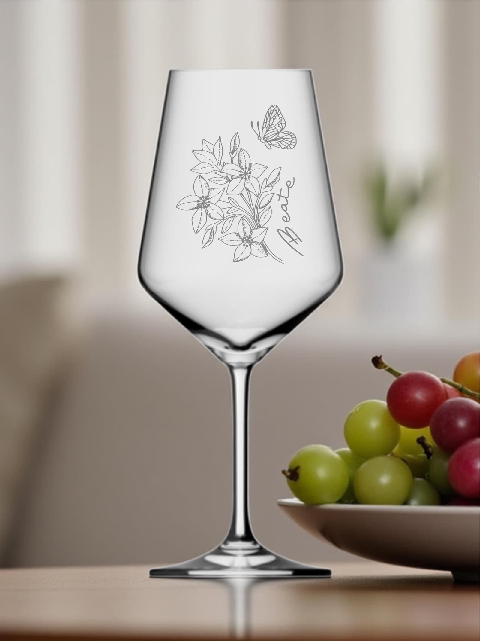 Copa de vino grabada con flores y mariposa