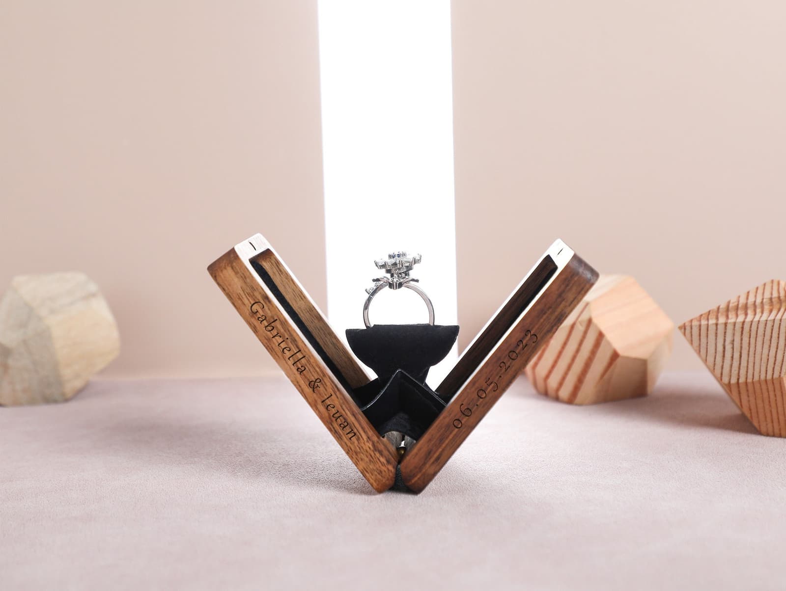 Caja de madera para anillos de compromiso