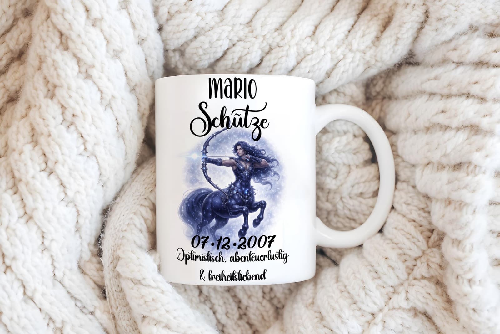 Weiße Sternzeichen Schütze Tasse mit personalisiertem Motiv auf gestrickter Decke