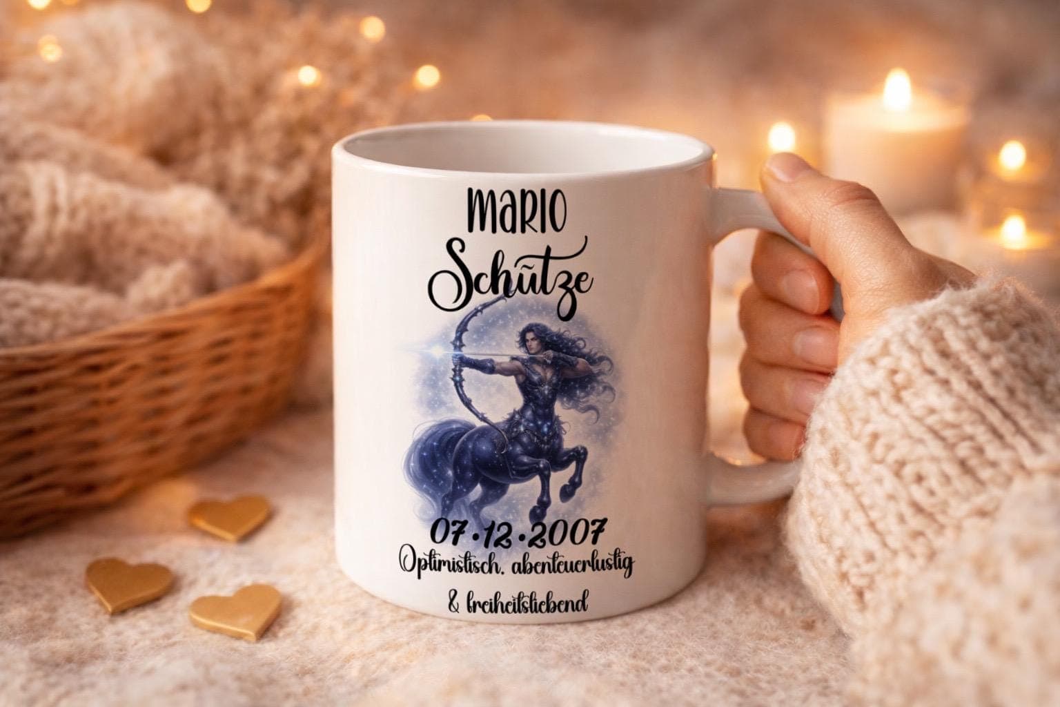 Weiße Keramiktasse mit personalisiertem Sternzeichen Schütze Motiv wird in einer Hand gehalten