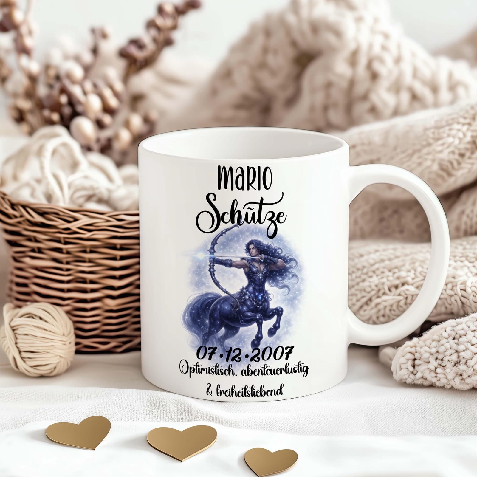 Personalisierte Sternzeichen Schütze Tasse mit astrologischem Design auf hellem Tisch