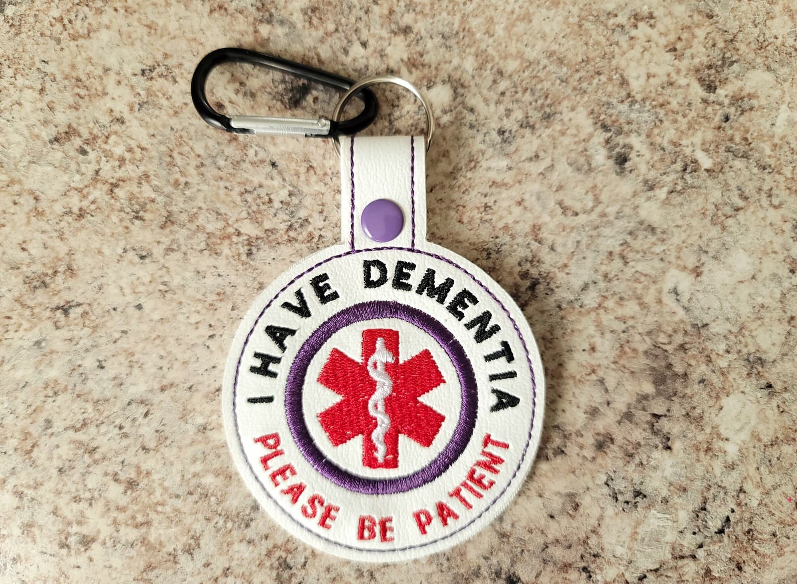 Colgante identificativo para personas mayores con demencia