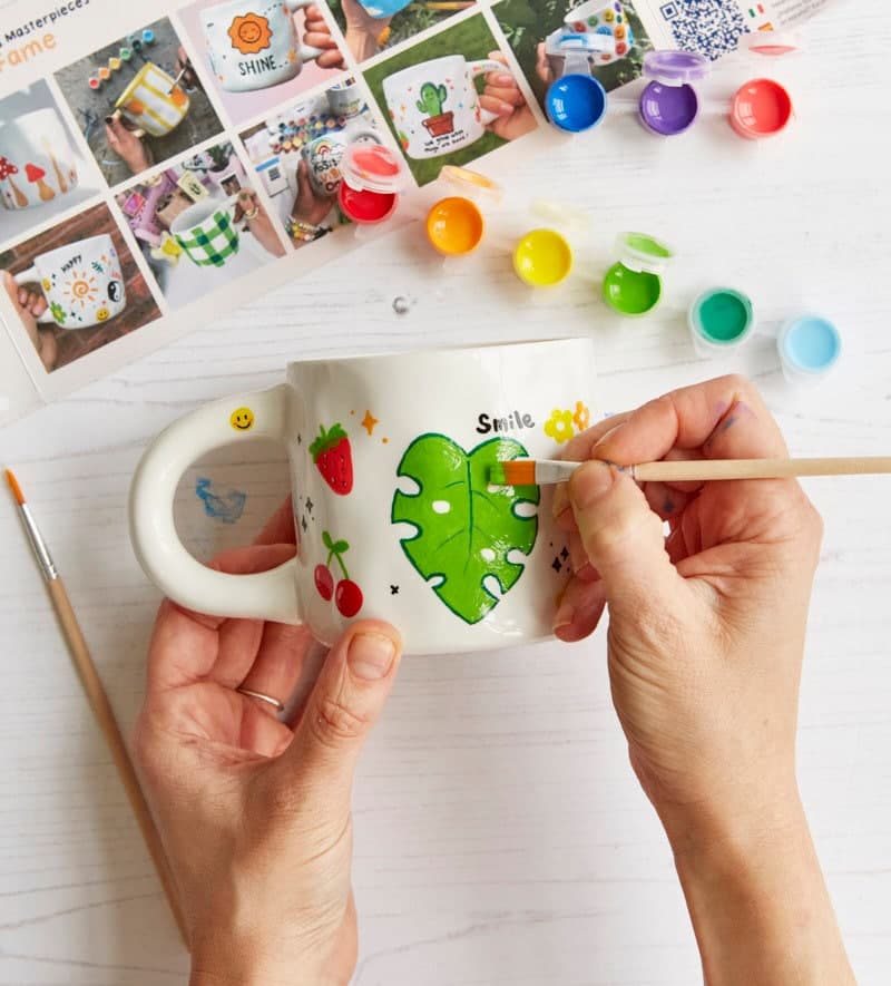 Pinturas cerámicas y pinceles del kit