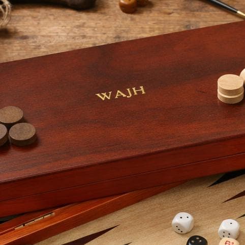 Juego de backgammon de madera personalizado con iniciales, foto 5