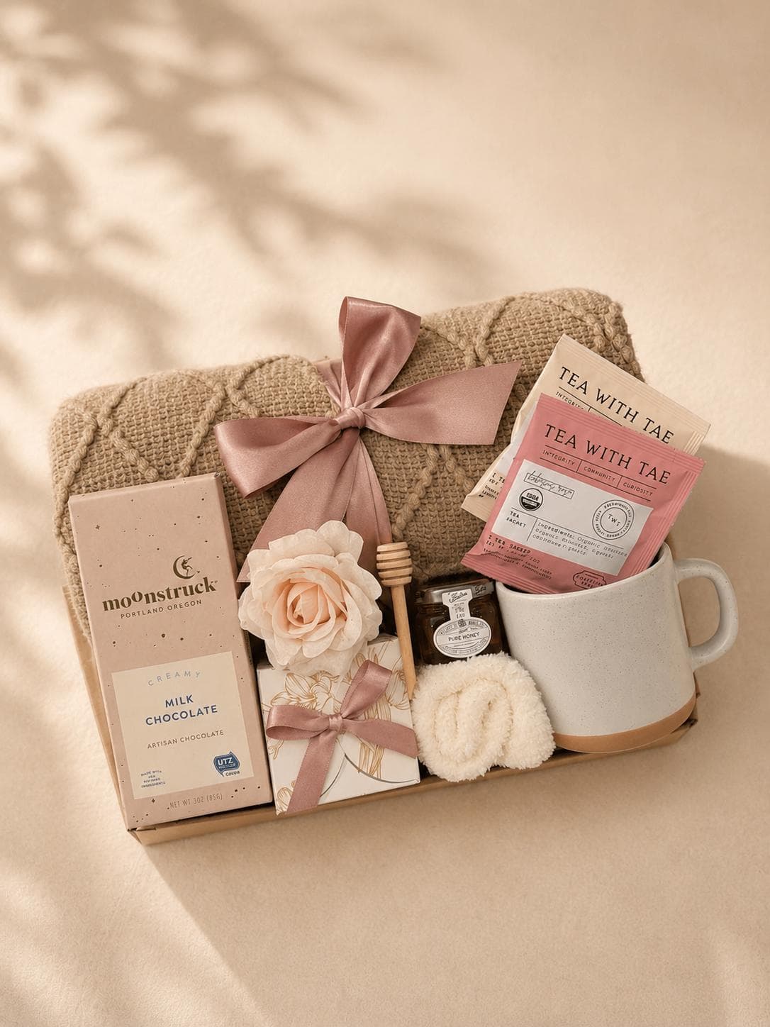 Cesta de regalo acogedora con taza y mantita