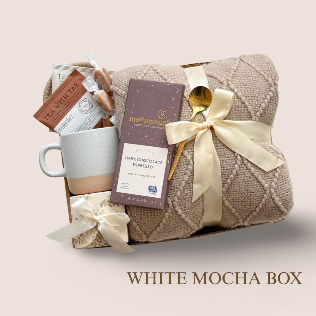 Cesta de regalo acogedora con taza y mantita, foto 5