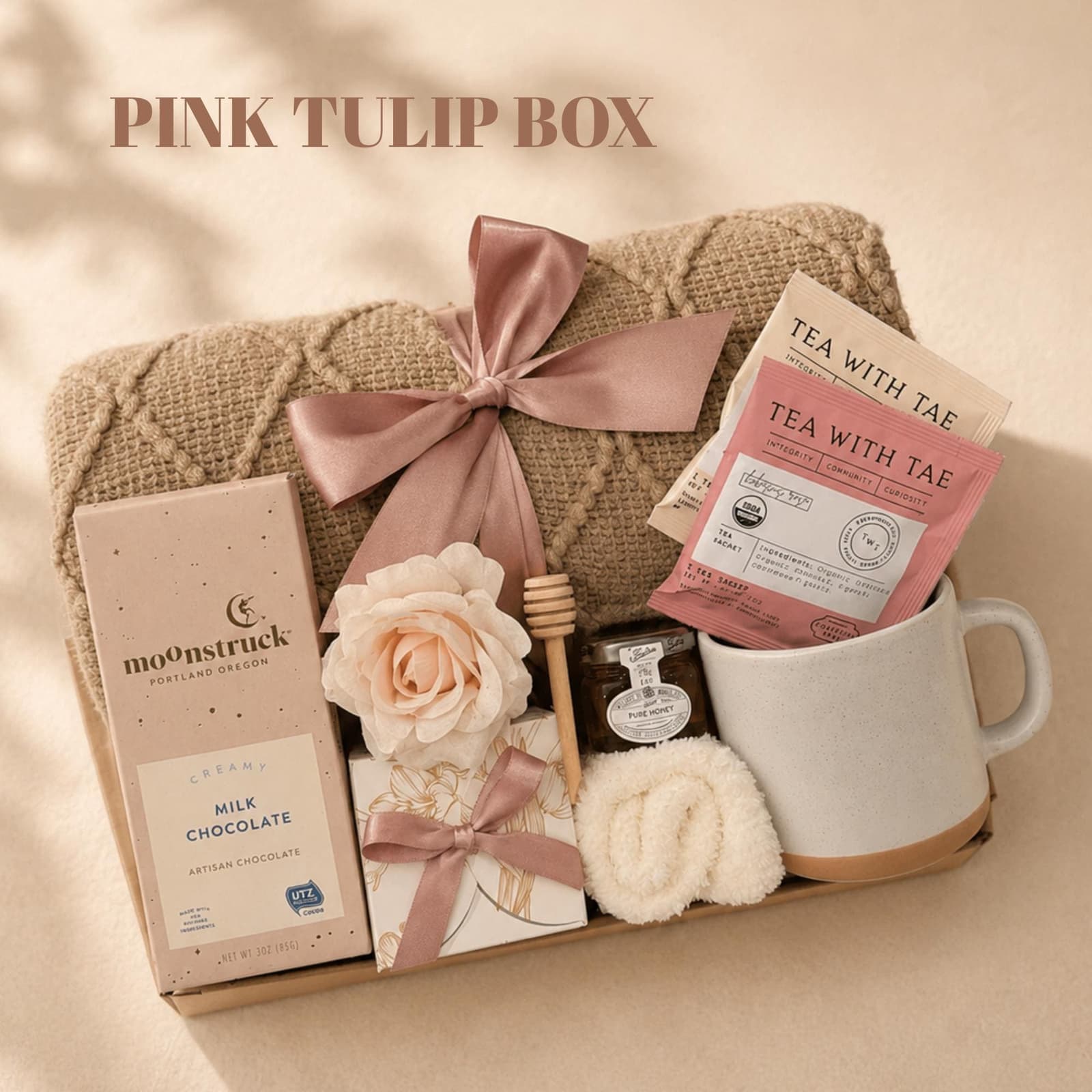 Cesta de regalo acogedora con taza y mantita, foto 3