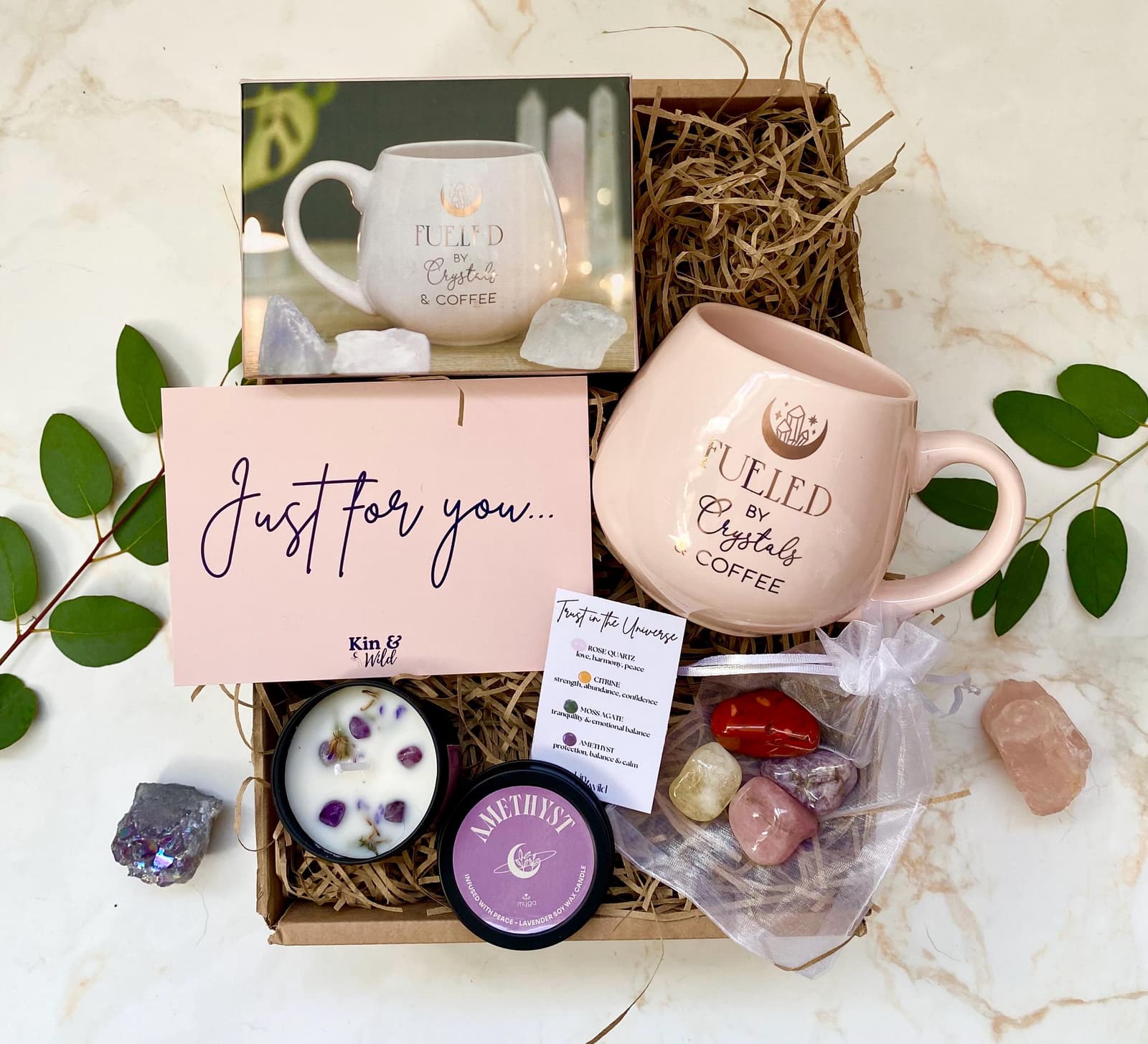 Detalle de la taza iridiscente con el texto impreso