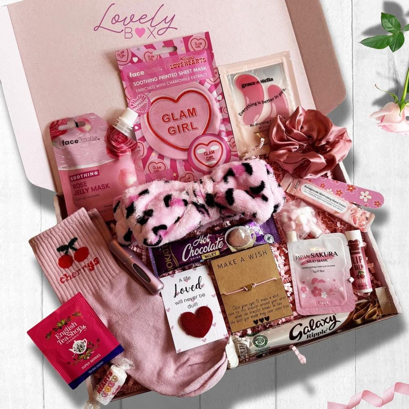 Caja de mimos para chica de Lovelylittleboxshop, con mascarillas y chocolate