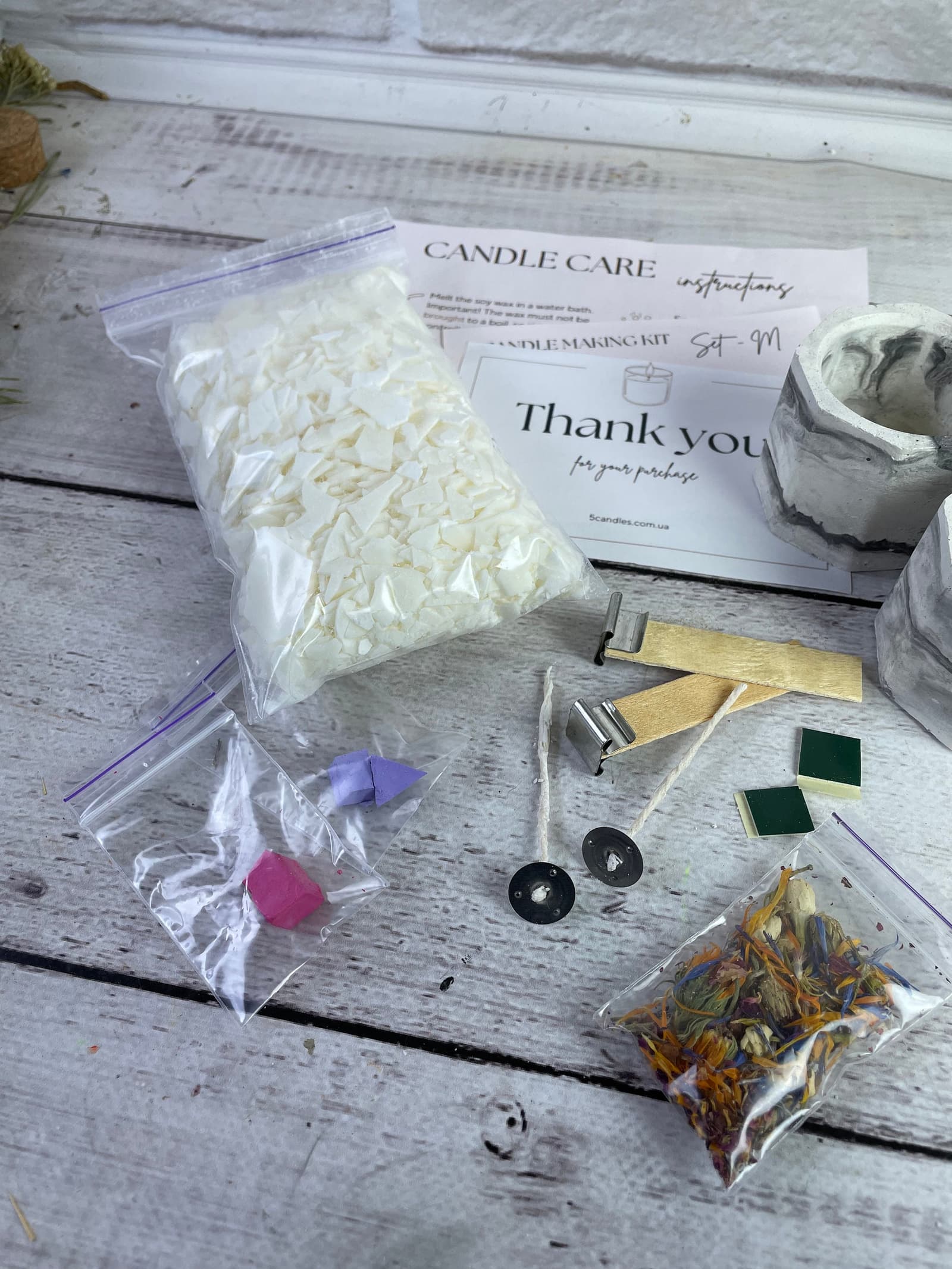 Unlock Your Creativity with our Size M DIY Candle Making Kit