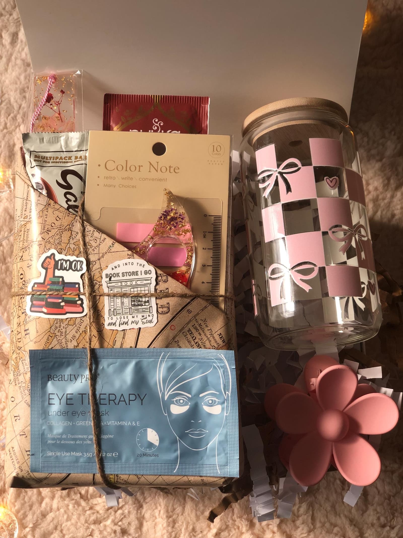 Caja de libro sorpresa con vaso de bambú de HonestlyGiftedCo