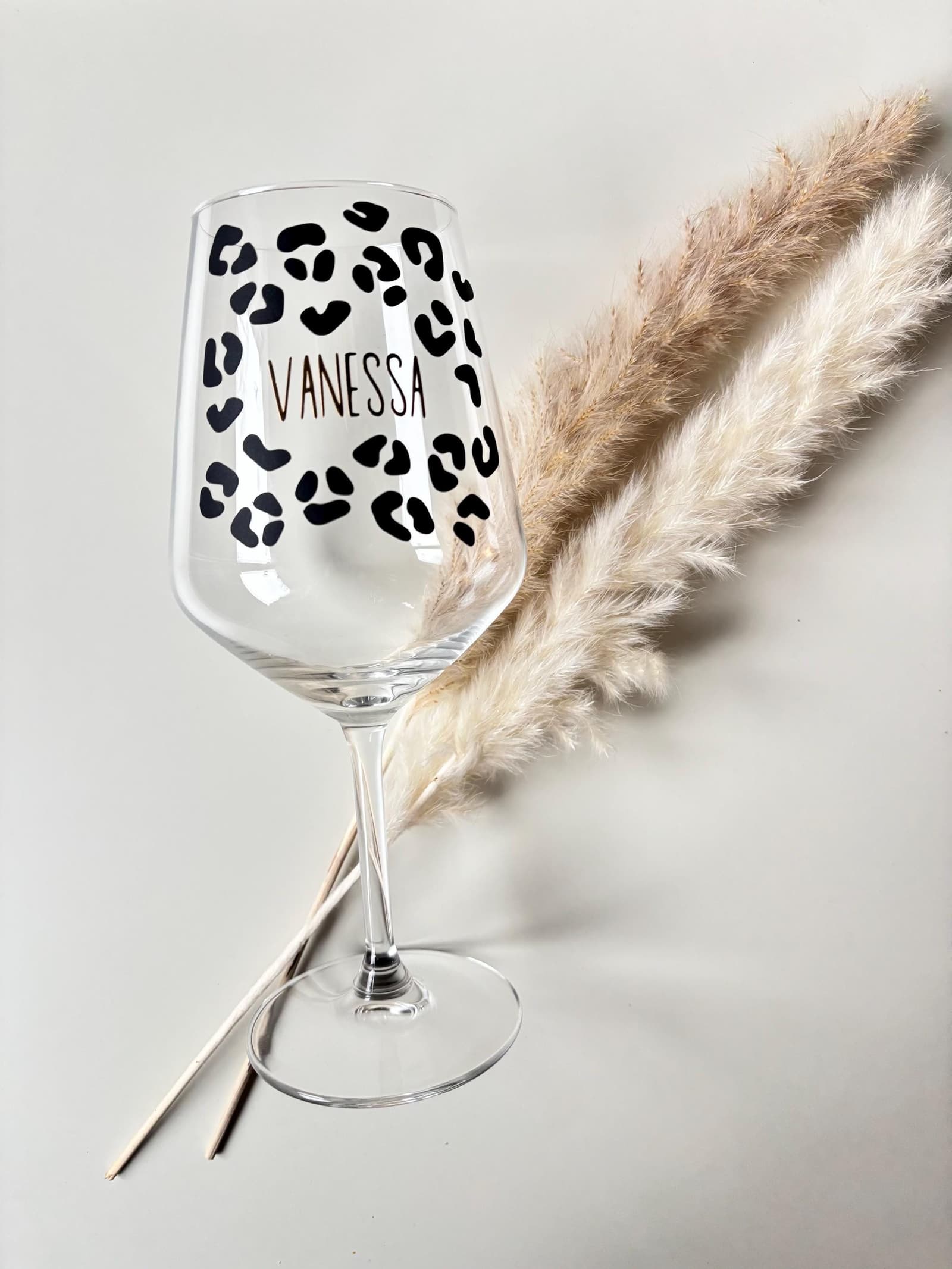 Copa de vino personalizada con diseño de leopardo