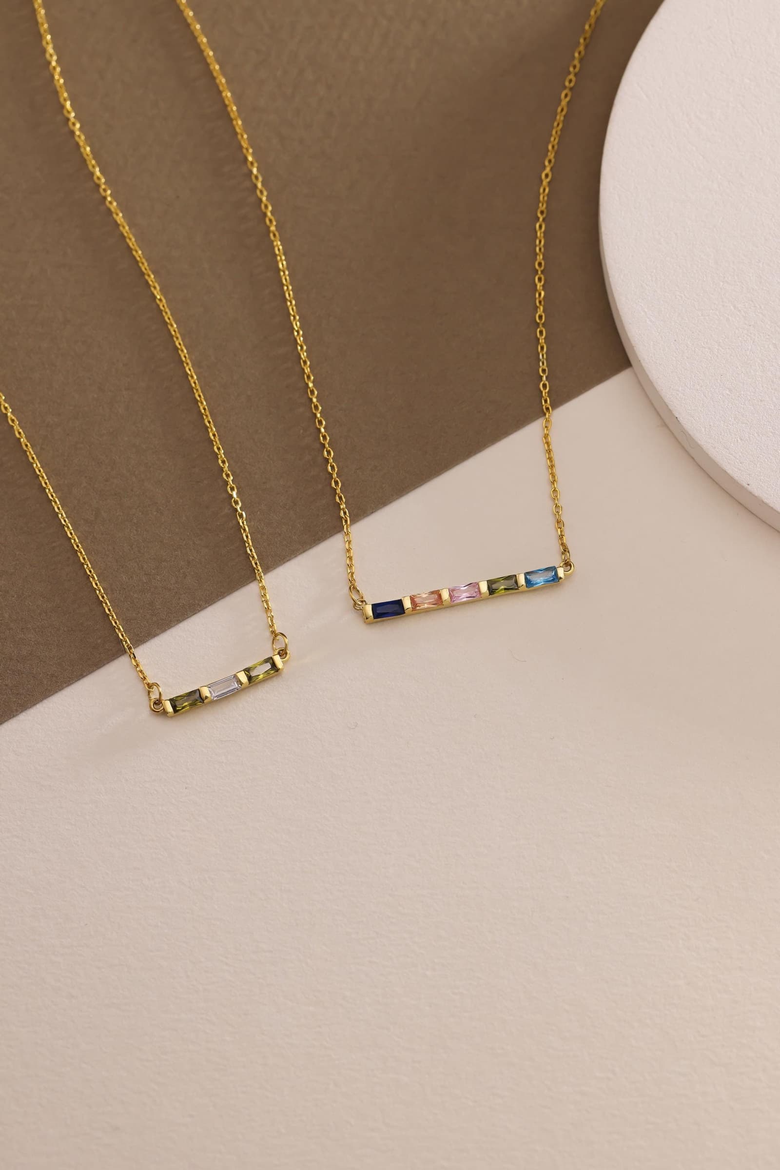 collar con piedra de nacimiento en talla baguette
